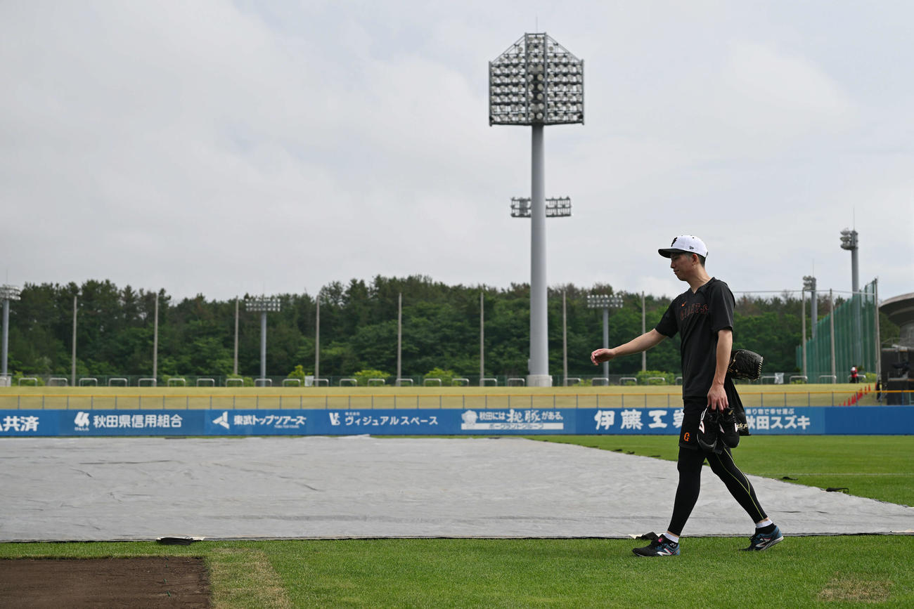 巨人対ヤクルト　試合前練習を終え引き揚げる巨人戸郷（撮影・滝沢徹郎）