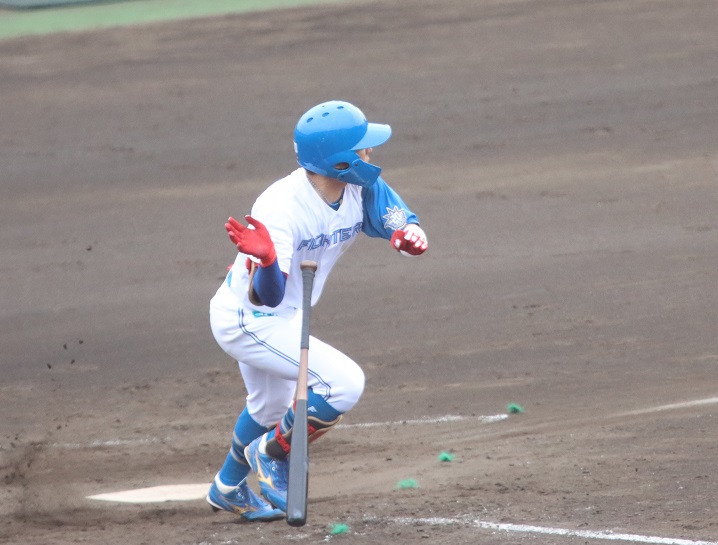日本ハム対ロッテ　5回2死一塁で復帰初安打となる左前打を放つ日本ハム五十幡（撮影・永野高輔）