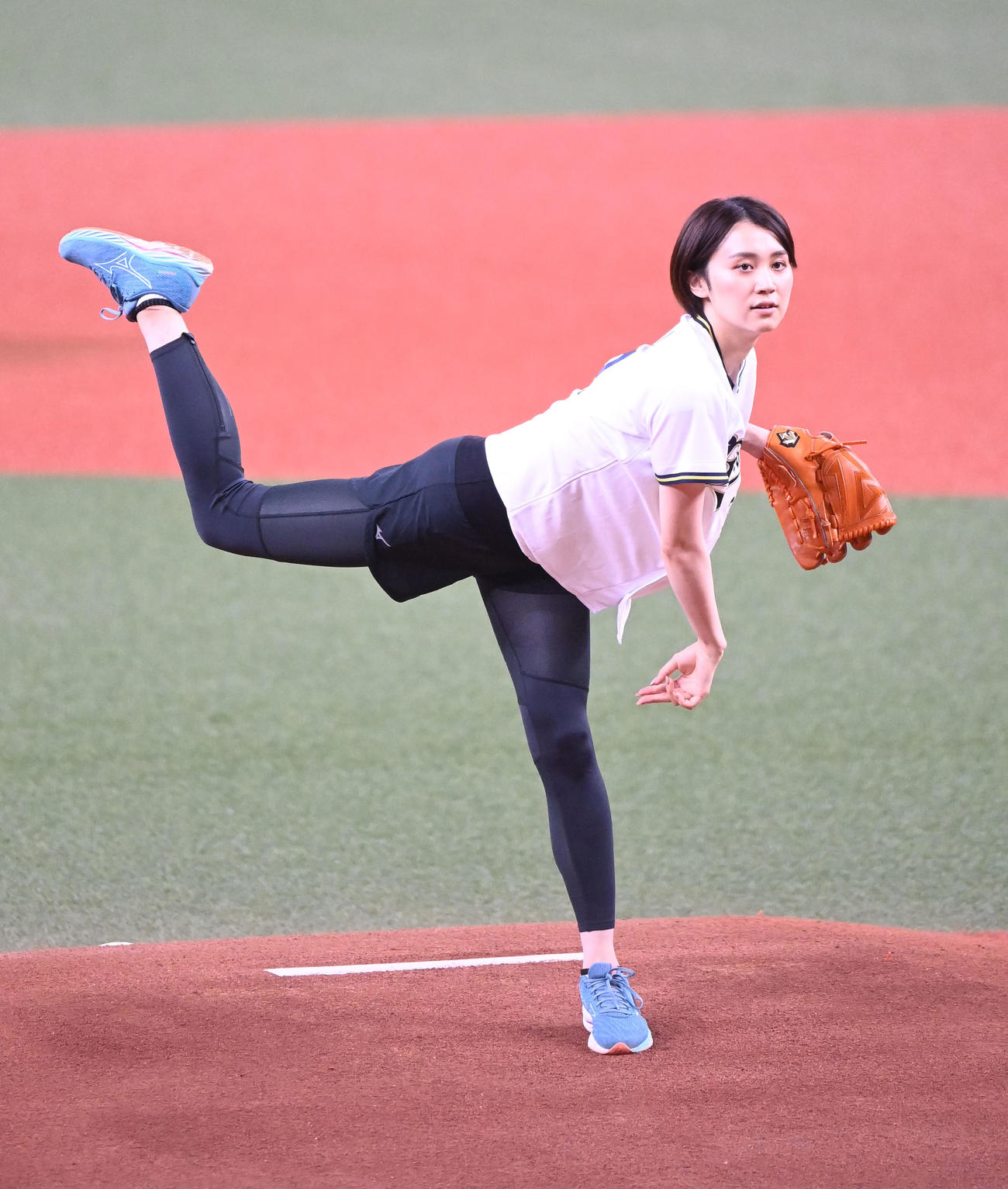 特別始球式を務める23年ミス日本グランプリの吉岡恵麻さん（撮影・和賀正仁）