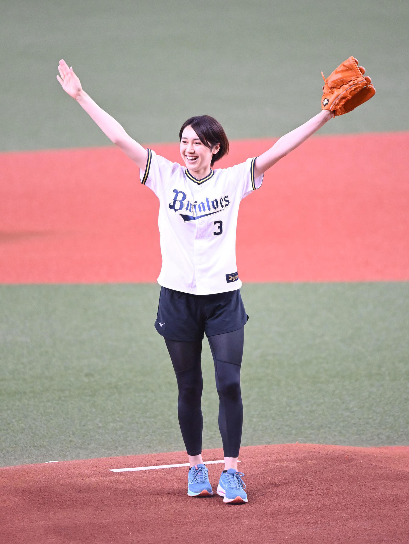 特別始球式を務める23年ミス日本グランプリの吉岡恵麻さん（撮影・和賀正仁）