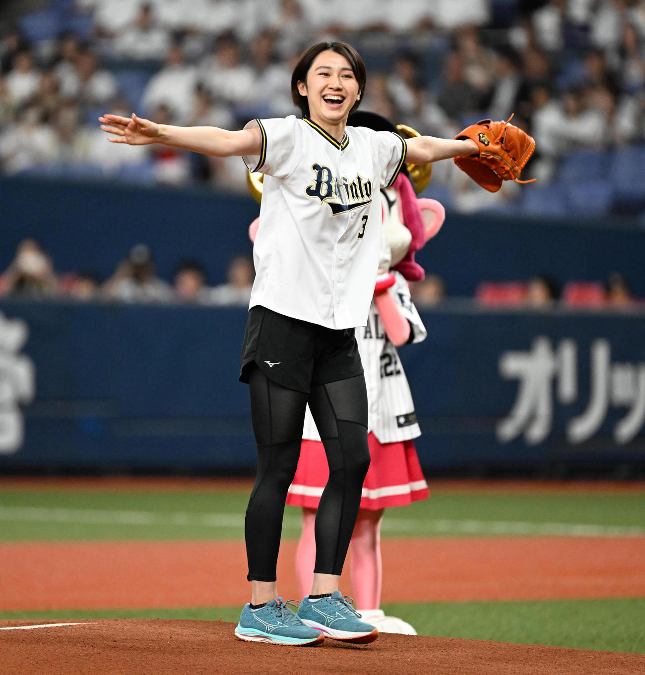 特別始球式を務める吉岡恵麻（撮影・石井愛子）＝2023年6月27日、京セラドーム大阪