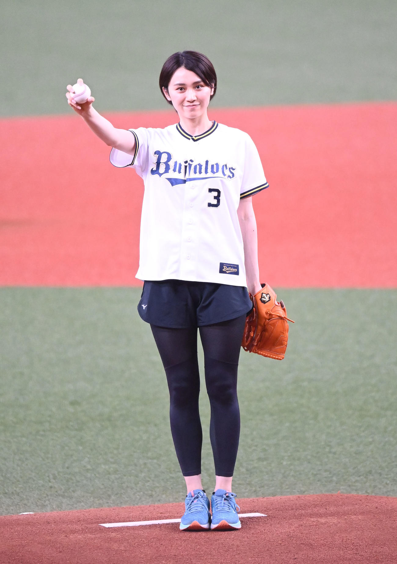 特別始球式を務める23年ミス日本グランプリの吉岡恵麻さん（撮影・和賀正仁）