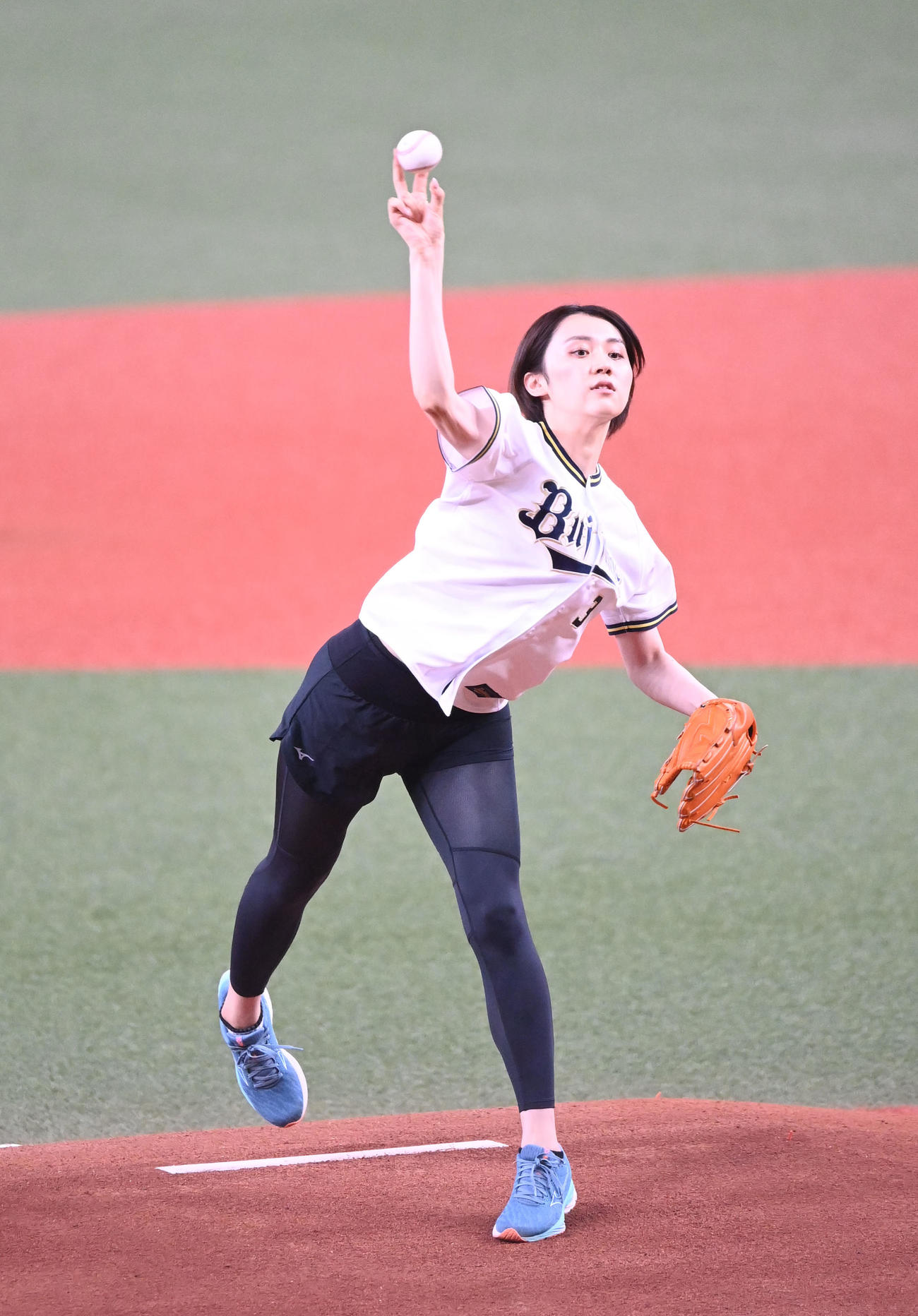 特別始球式を務める23年ミス日本グランプリの吉岡恵麻さん（撮影・和賀正仁）