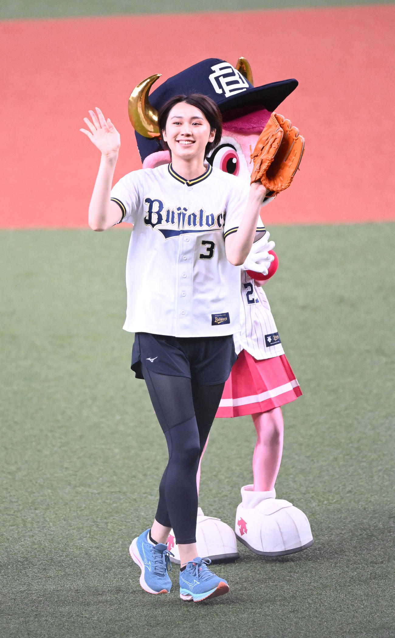 特別始球式を務める23年ミス日本グランプリの吉岡恵麻さん（撮影・和賀正仁）