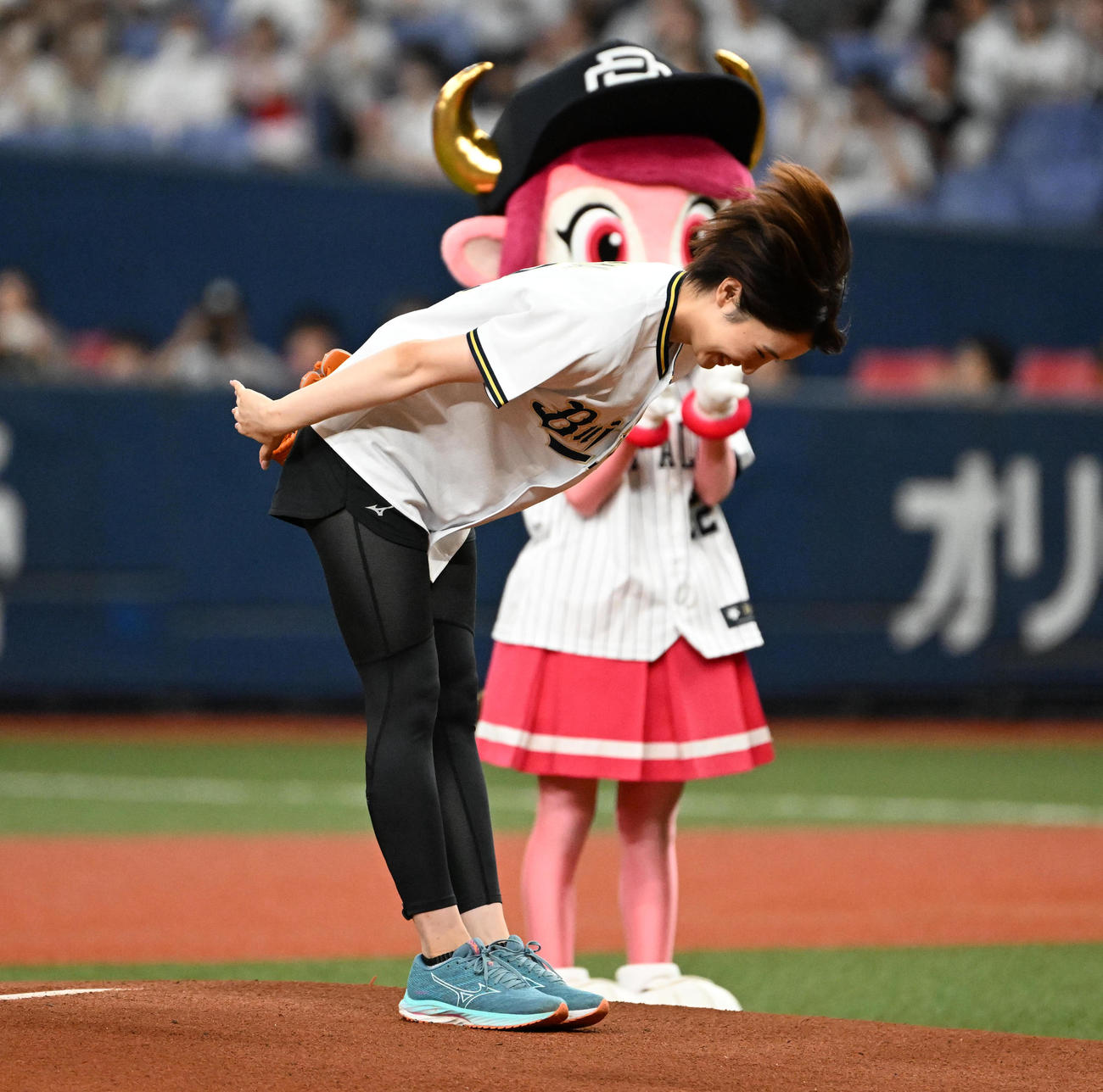 特別始球式を務める吉岡恵麻（撮影・石井愛子）＝2023年6月27日、京セラドーム大阪
