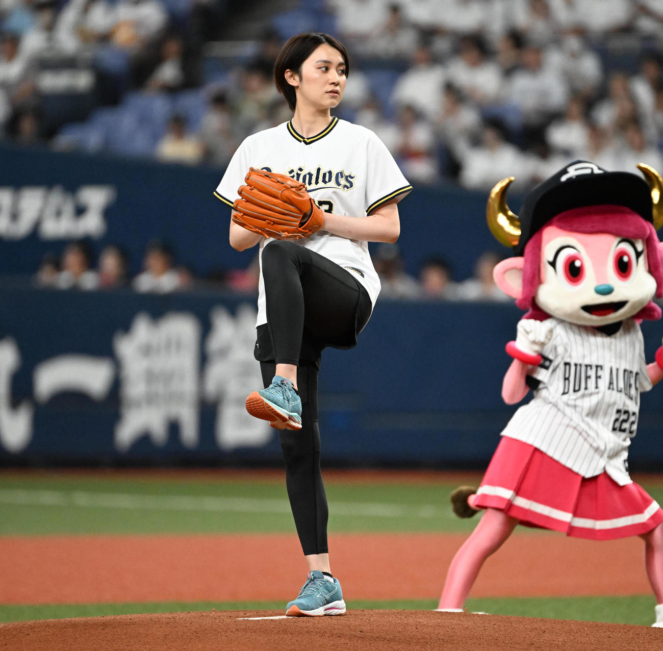 特別始球式を務める吉岡恵麻（撮影・石井愛子）＝2023年6月27日、京セラドーム大阪