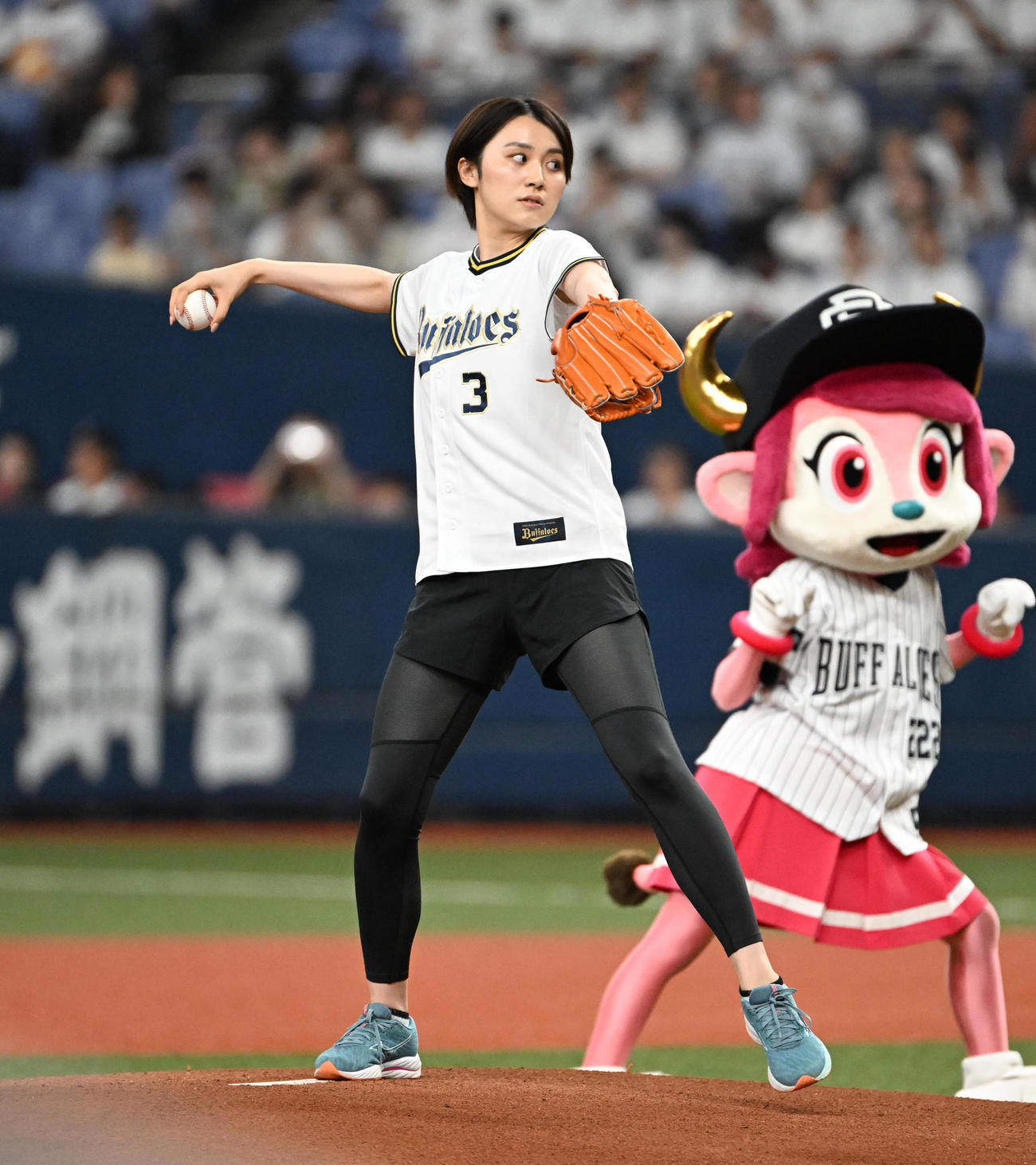 特別始球式を務める吉岡恵麻（撮影・石井愛子）＝2023年6月27日、京セラドーム大阪