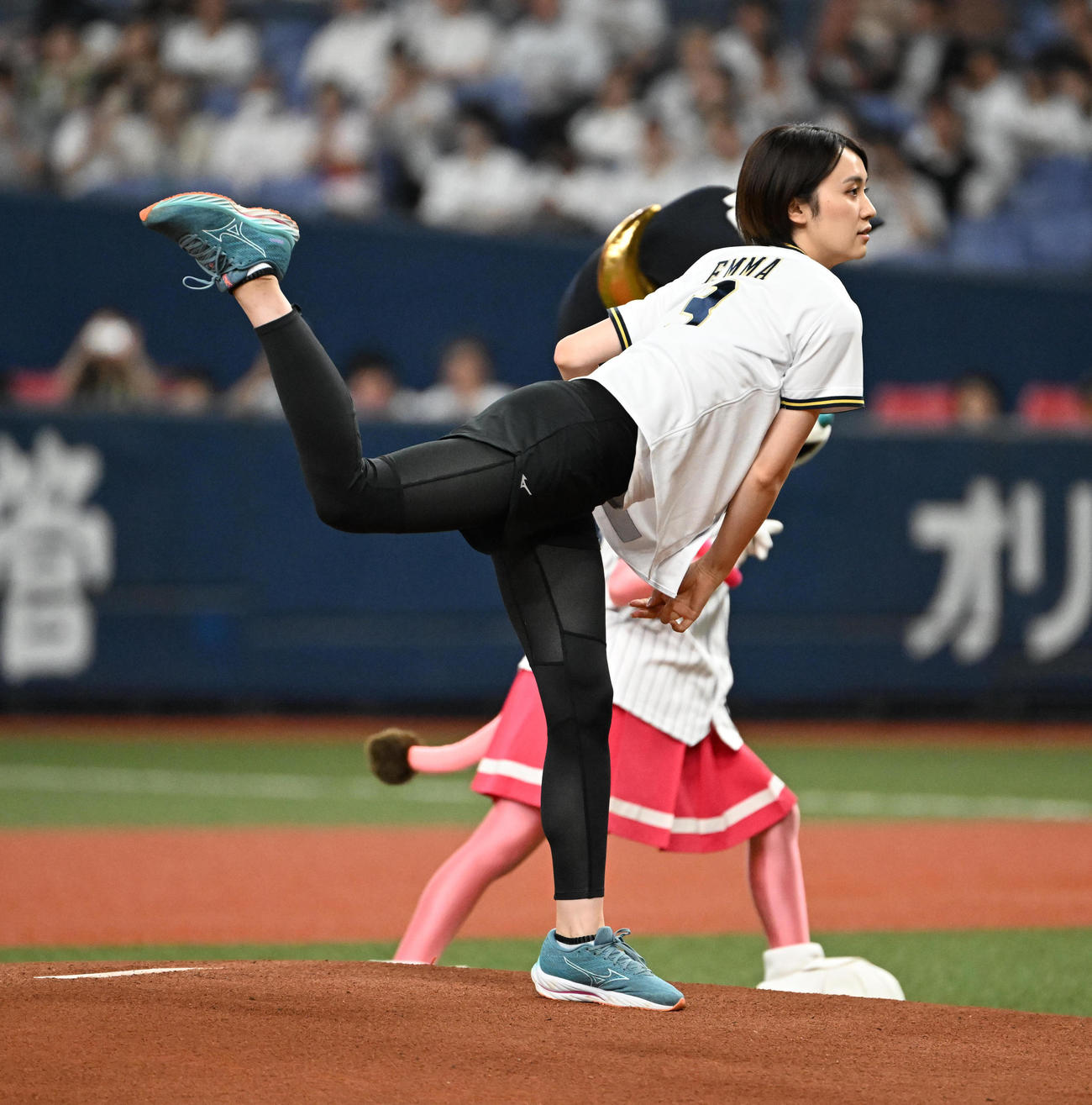 特別始球式を務める吉岡恵麻（撮影・石井愛子）＝2023年6月27日、京セラドーム大阪
