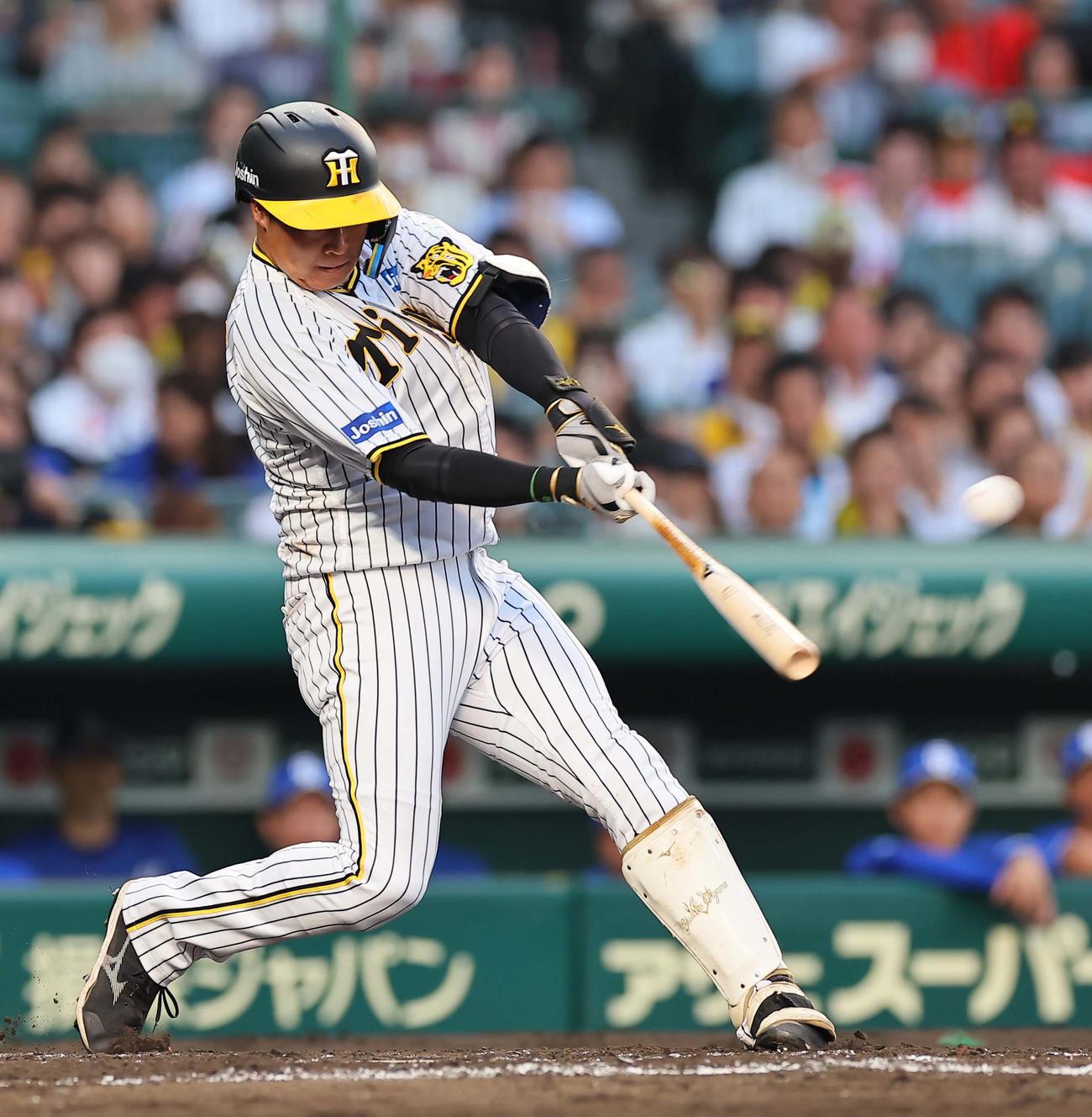 阪神対中日　3回裏阪神2死一塁、大山は左越え2点本塁打を放つ（撮影・上田博志）