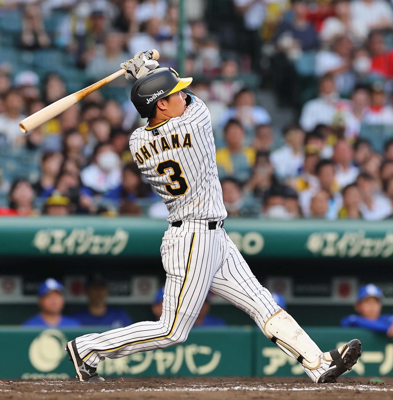 阪神対中日　3回裏阪神2死一塁、大山は左越え2点本塁打を放つ（撮影・上田博志）