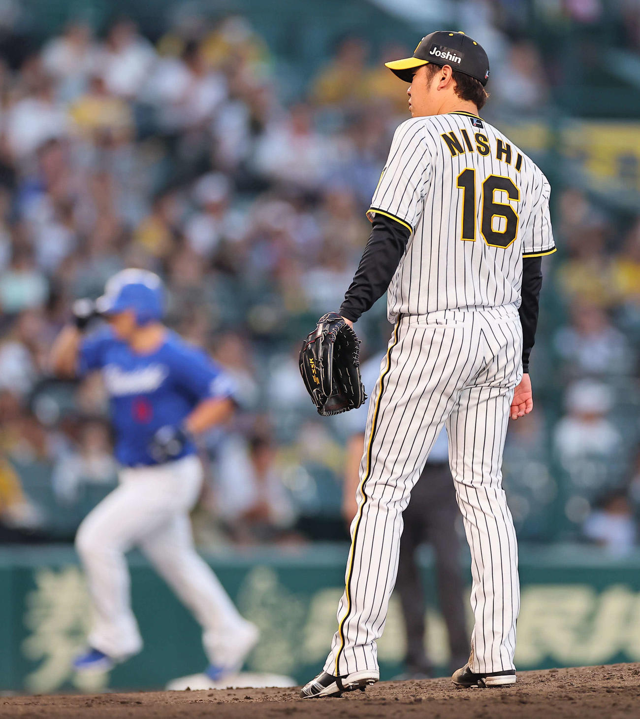 阪神対中日　4回表中日無死一塁、西勇（右）は細川に左越え2点本塁打を浴びる（撮影・上田博志）