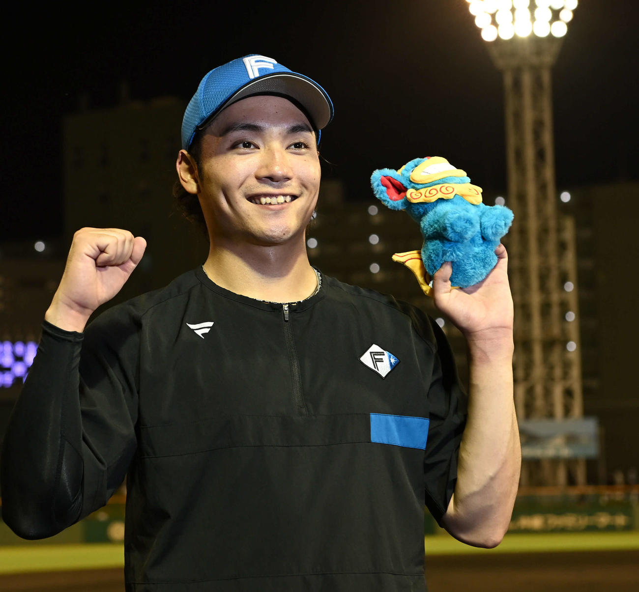西武対日本ハム　4勝目を挙げた日本ハム伊藤はシーサーを手に笑顔（撮影・山崎安昭）