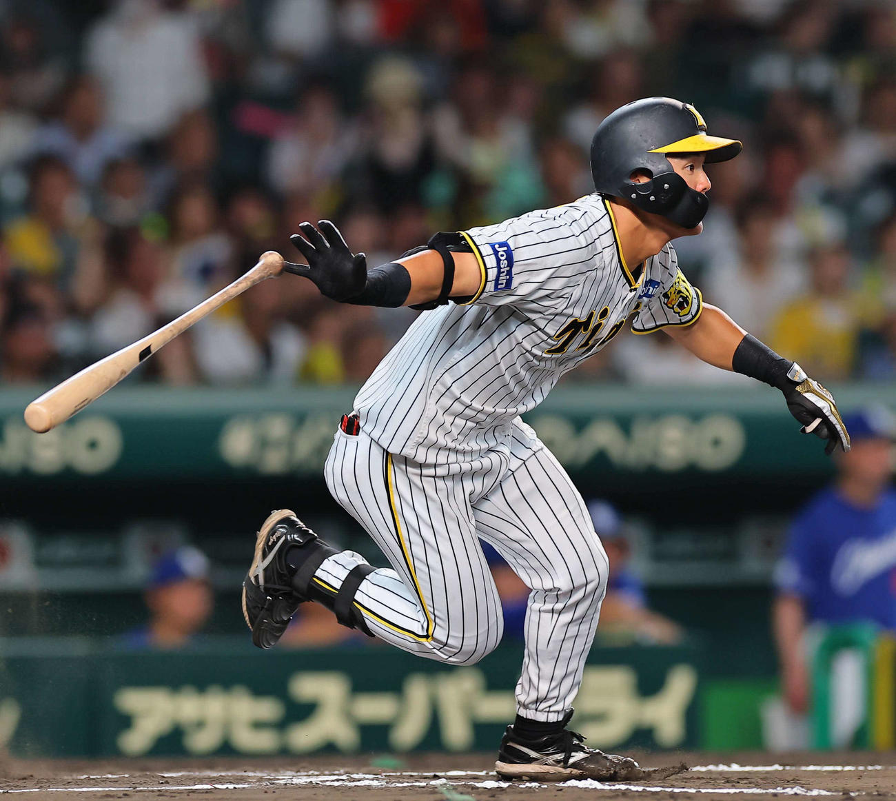 阪神対中日　6回裏阪神無死一塁、前川は中前打を放つ（撮影・上田博志）