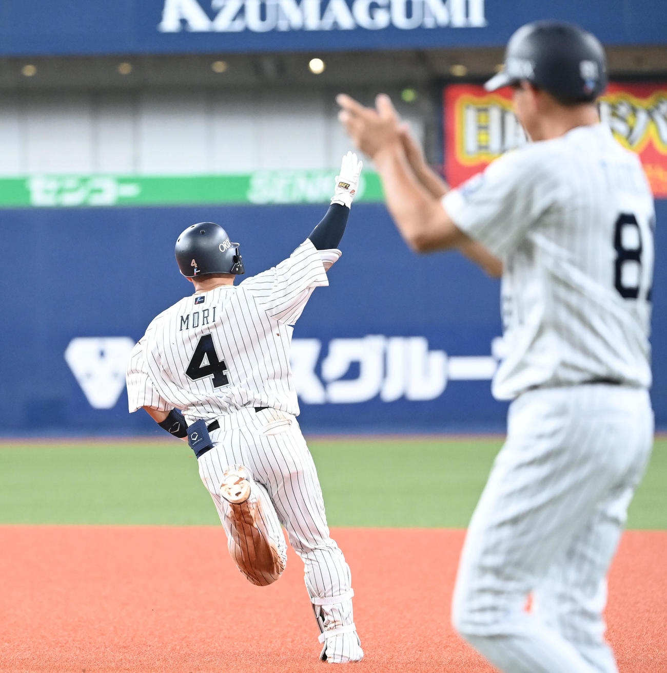 オリックス対ロッテ　9回裏オリックス無死、右中間にサヨナラ本塁打を放った森はポーズ（撮影・和賀正仁）