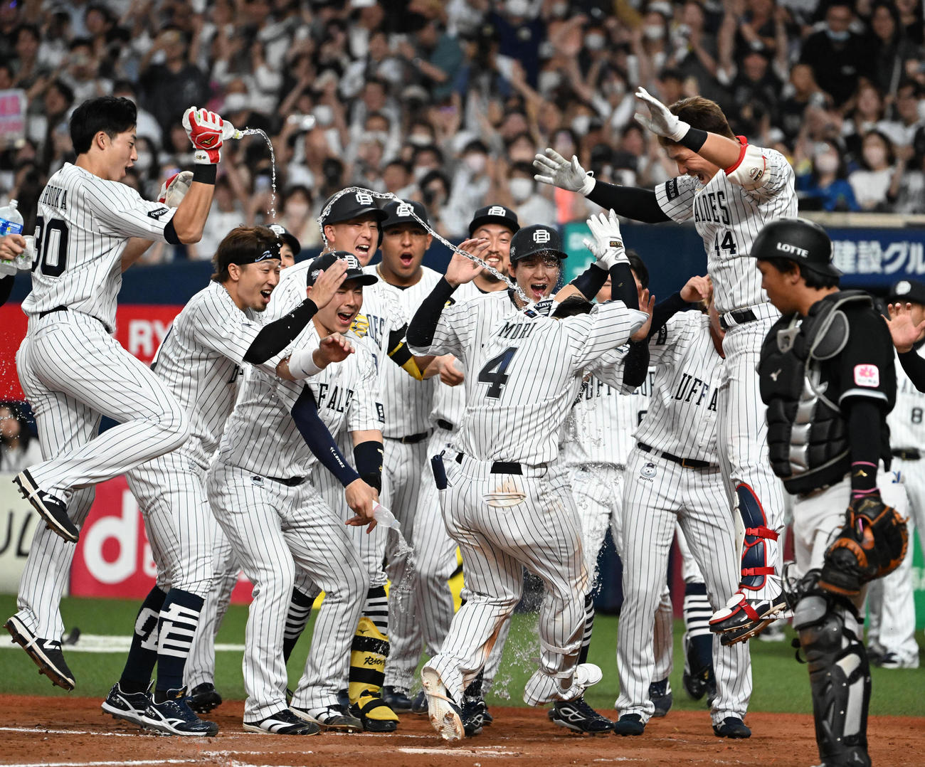 オリックス対ロッテ　9回裏オリックス無死、サヨナラ本塁打を放った森（中央）を迎えるオリックスナイン（撮影・石井愛子）