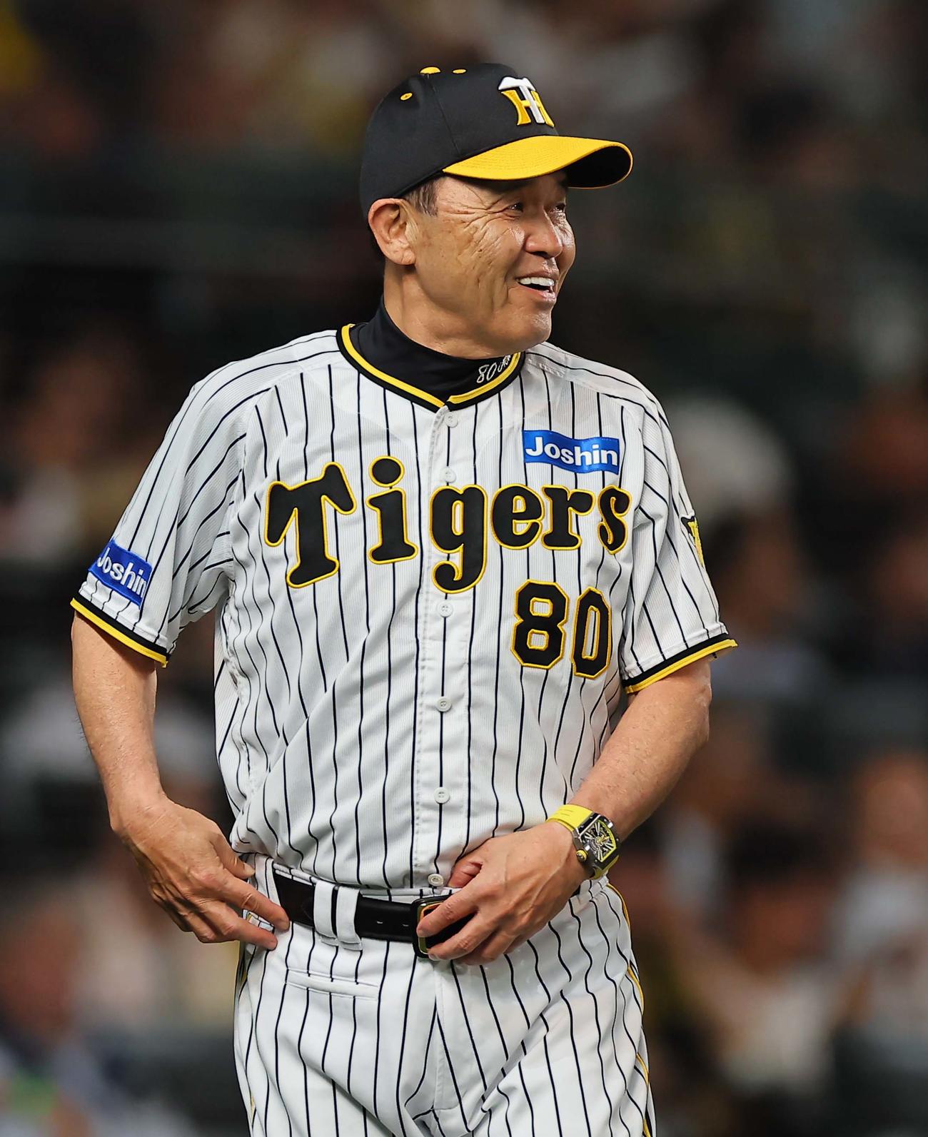 阪神対中日　選手交代を告げ笑顔を見せる岡田監督（阪）（撮影・上田博志）