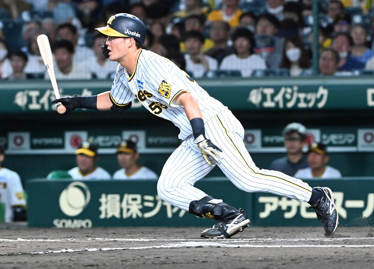 阪神対中日　6回裏阪神無死一塁、前川は中前打を放つ（撮影・前岡正明）