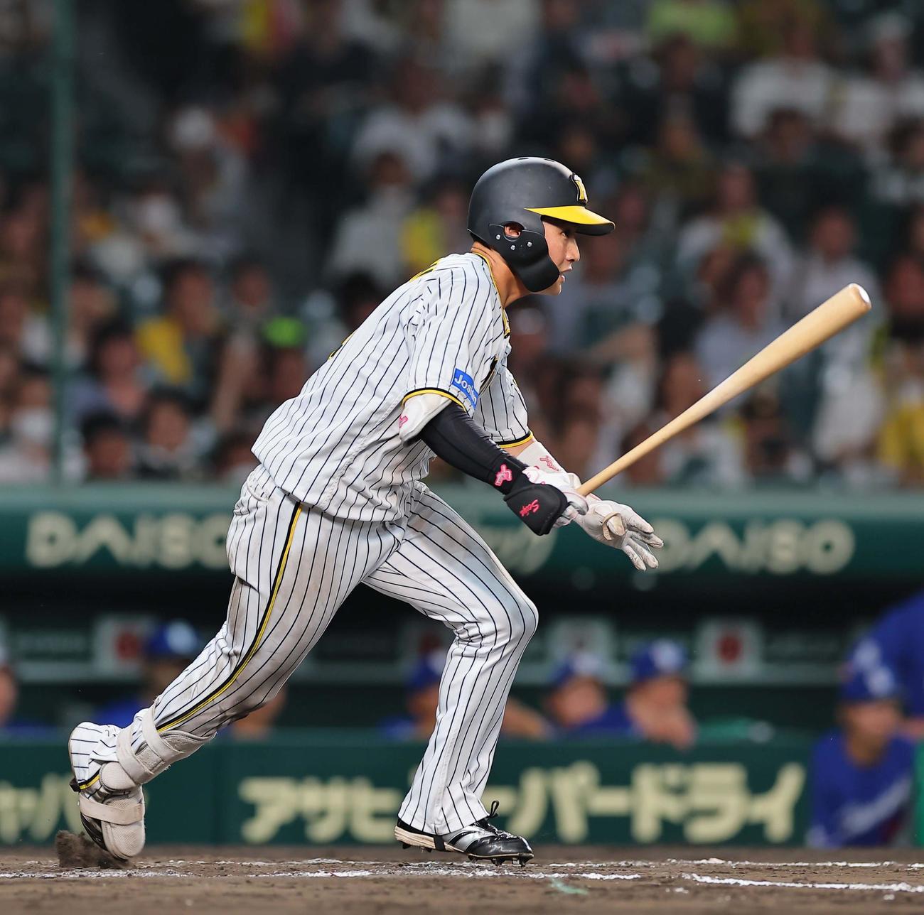 阪神対中日　8回裏阪神無死満塁、木浪の二ゴロの間に1点を追加する（撮影・上田博志）