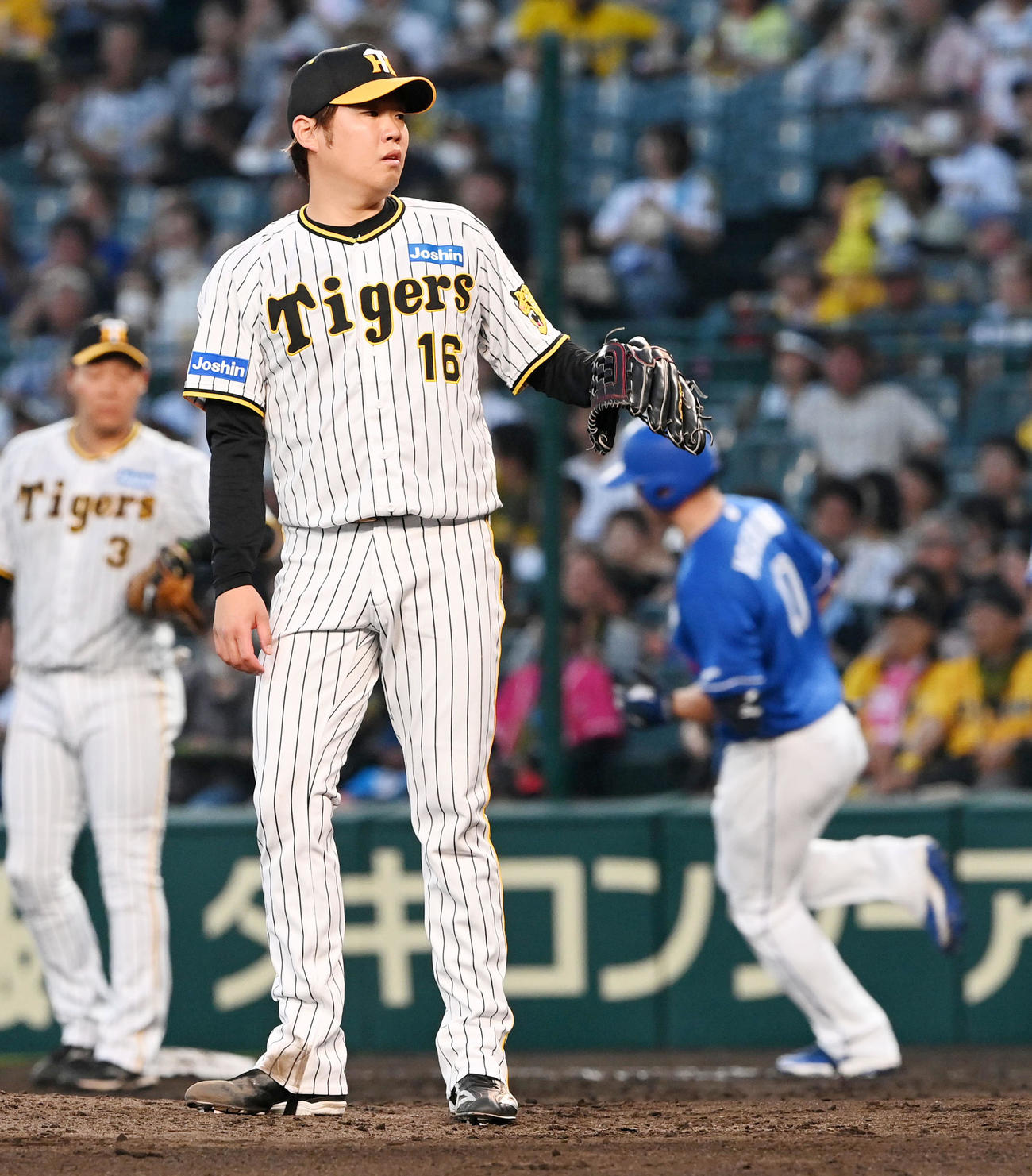 阪神対中日　4回表中日無死一塁、細川に左越え2点本塁打を打たれがっくりする阪神先発の西勇（撮影・前岡正明）