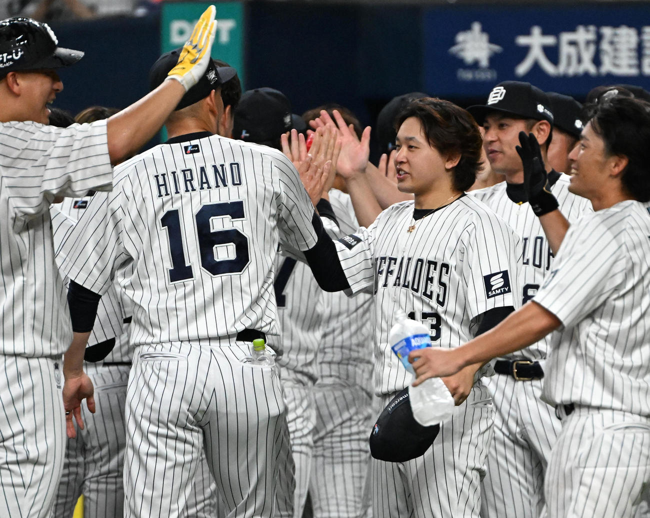 オリックス対ロッテ　ナインを迎える宮城（右から3人目）（撮影・石井愛子）
