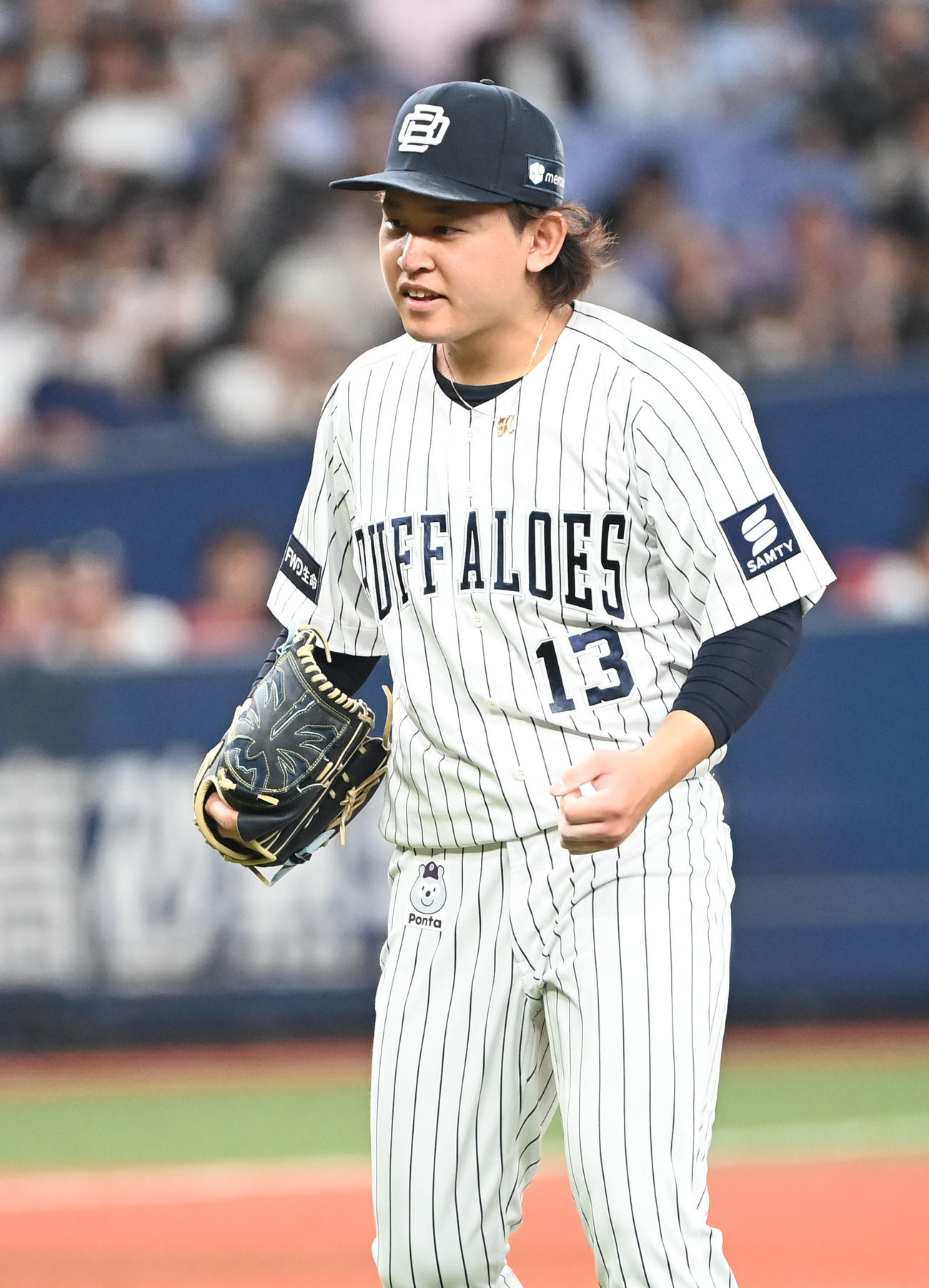 オリックス対ロッテ　6回表ロッテ2死満塁、ポランコを三飛に打ち取りガッツポーズする宮城（撮影・和賀正仁）