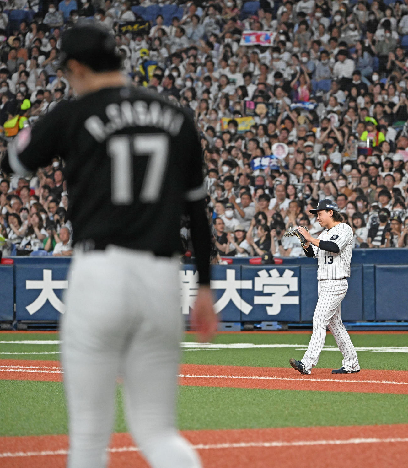 オリックス対ロッテ　6回表ロッテ二死満塁、ピンチを切り抜け手を叩く宮城（右）、手前はマウンドに向かうロッテ佐々木朗（撮影・石井愛子）