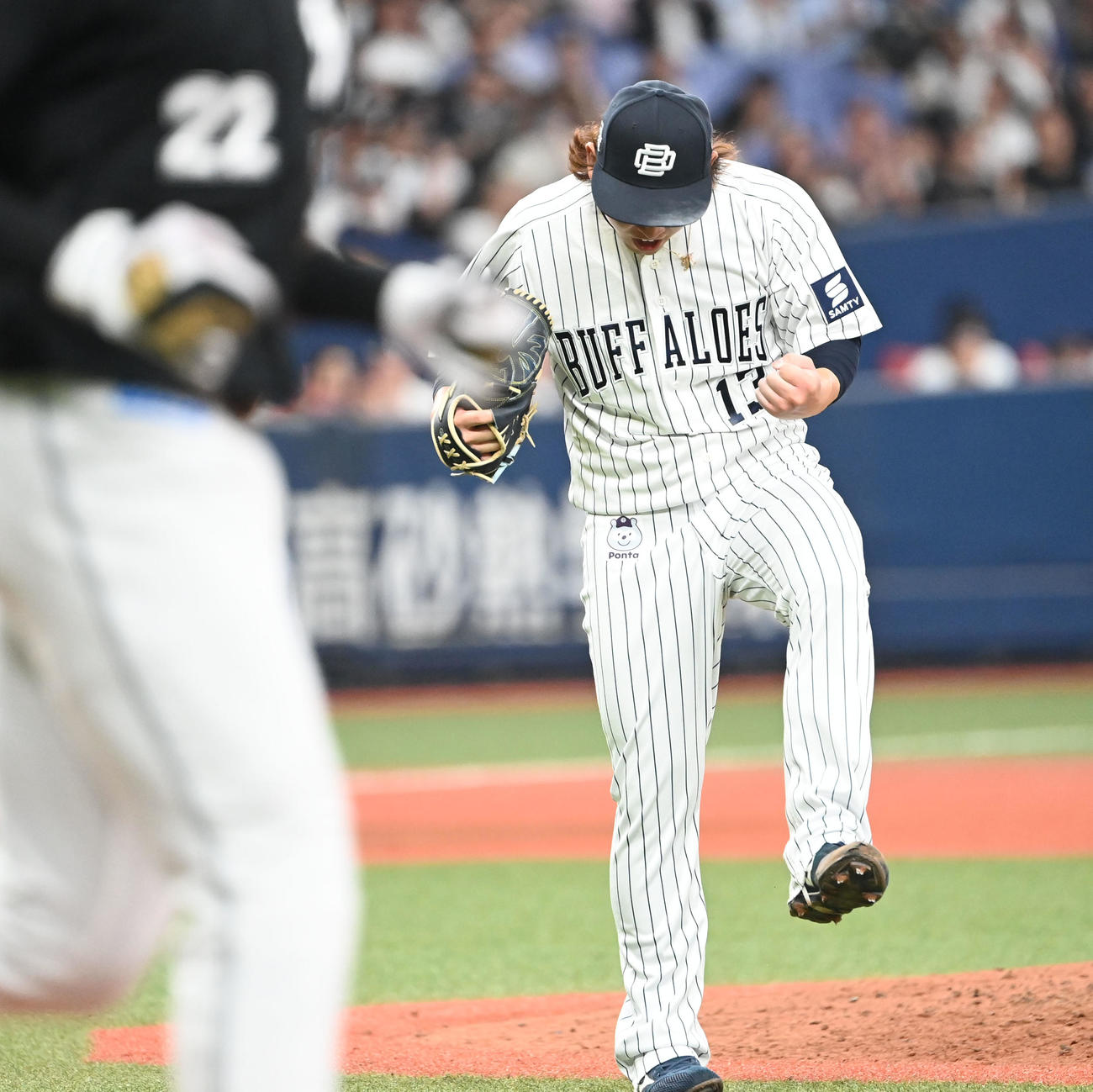 オリックス対ロッテ　6回表ロッテ2死満塁、ポランコを三飛に打ち取りガッツポーズする宮城（撮影・和賀正仁）