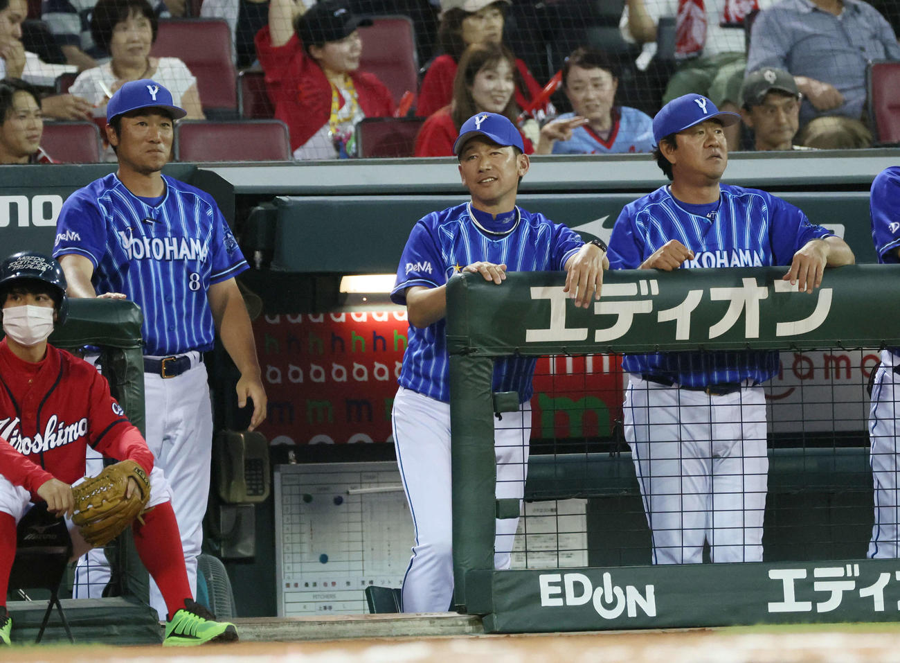 広島対DeNA 6回表DeNA1死一、三塁、戸柱の内野ゴロでソトが生還し勝ち越し。わずかに笑みを浮かべる三浦監督（撮影・加藤孝規）