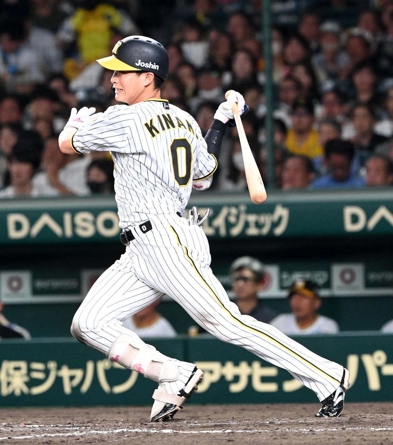 阪神対中日　5回裏阪神1死満塁、木浪は中前2点適時打を放つ（撮影・前岡正明）