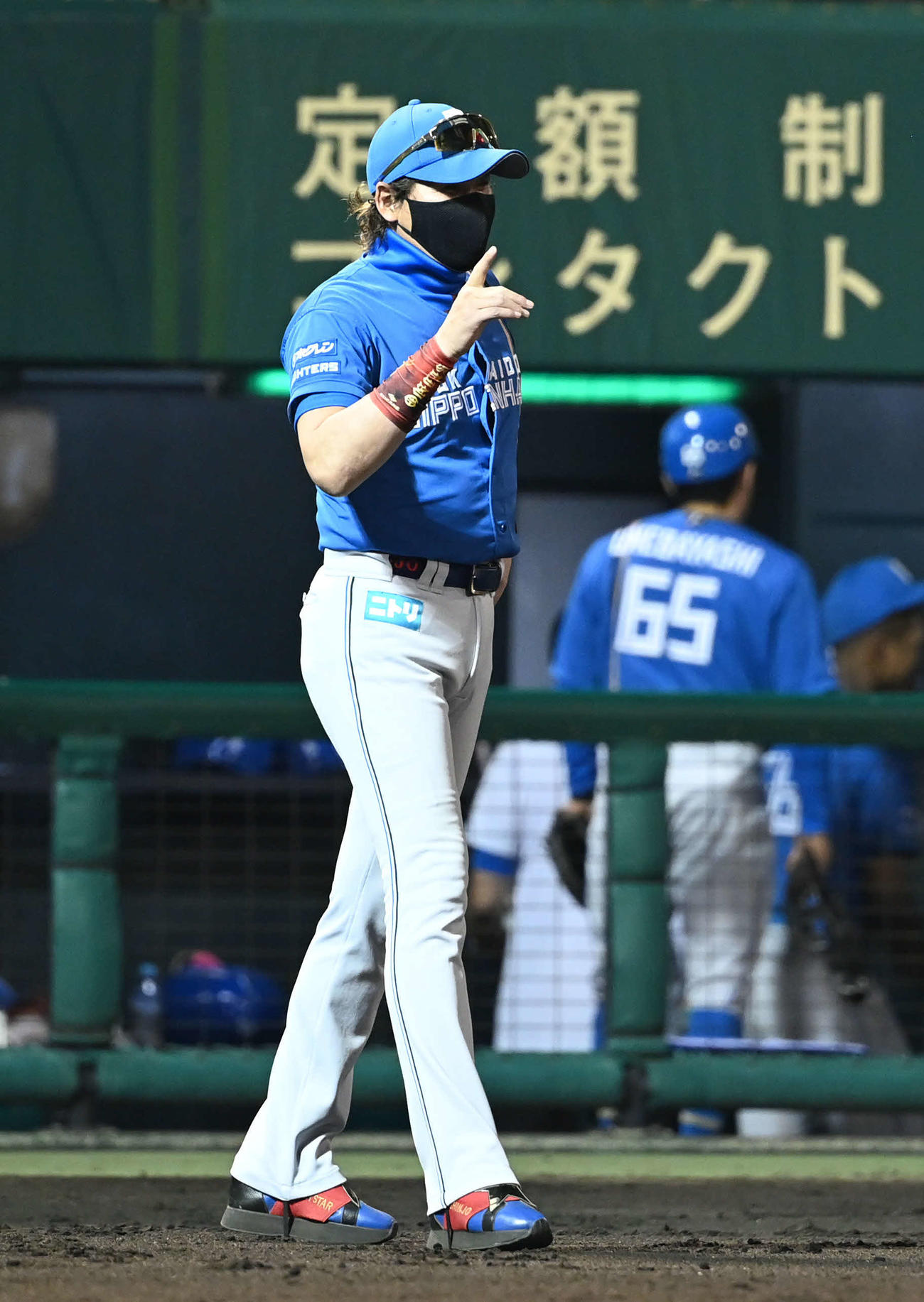 西武対日本ハム　選手交代でベンチを出る日本ハム新庄監督（撮影・山崎安昭）