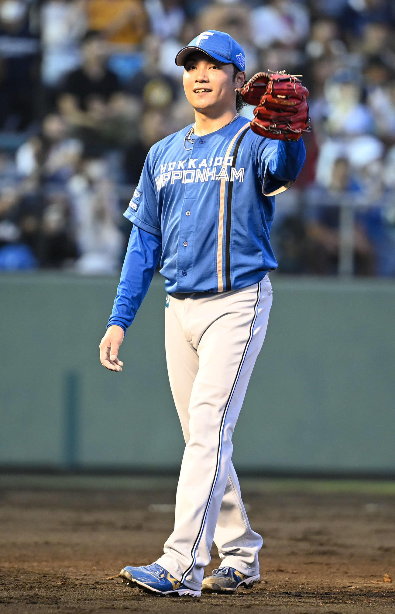 西武対日本ハム　3回裏西武無死一塁、伊藤は源田に遊ゴロを打たせ併殺に仕留め、笑顔を見せる（撮影・山崎安昭）