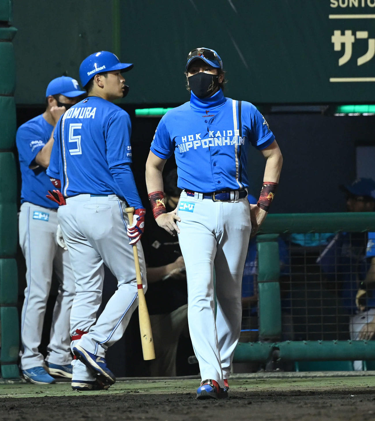 西武対日本ハム　選手交代でベンチを出る日本ハム新庄監督。左は野村（撮影・山崎安昭）