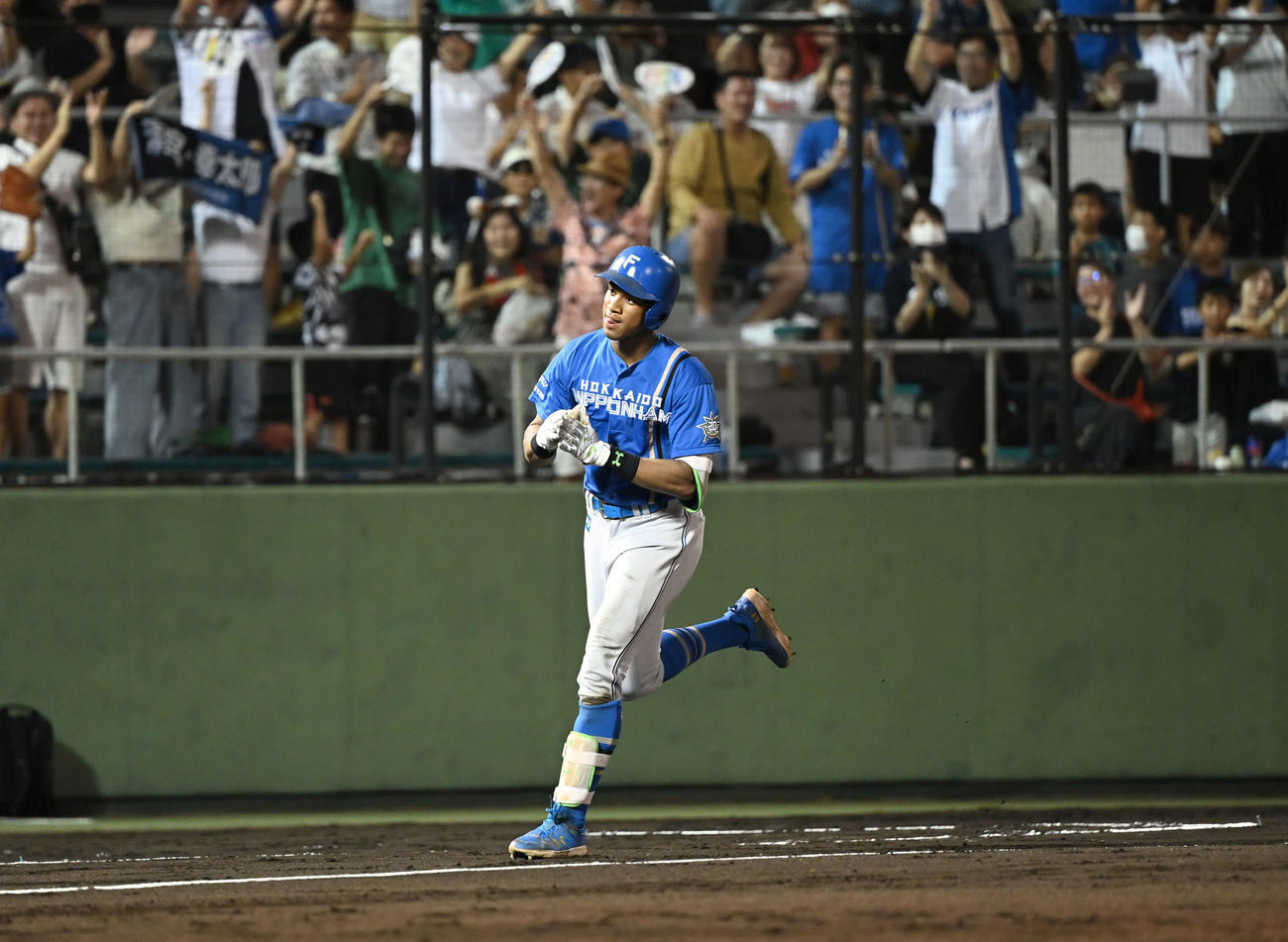 西武対日本ハム　7回表日本ハム無死一塁、2点本塁打を放った万波はダイヤモンドを回る（撮影・山崎安昭）