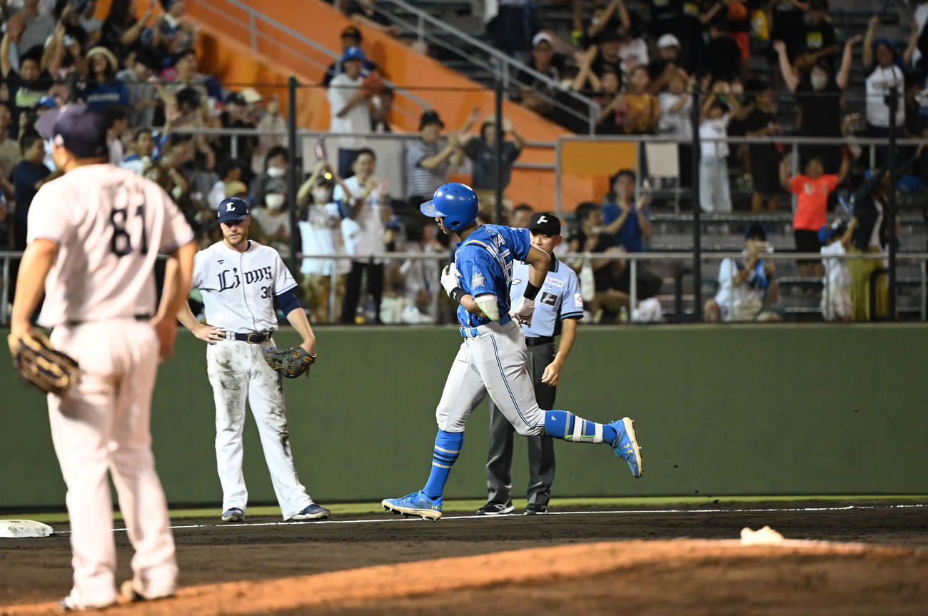 西武対日本ハム　7回表日本ハム無死一塁、2点本塁打を放った万波（右）はダイヤモンドを回る。手前は平良（撮影・山崎安昭）