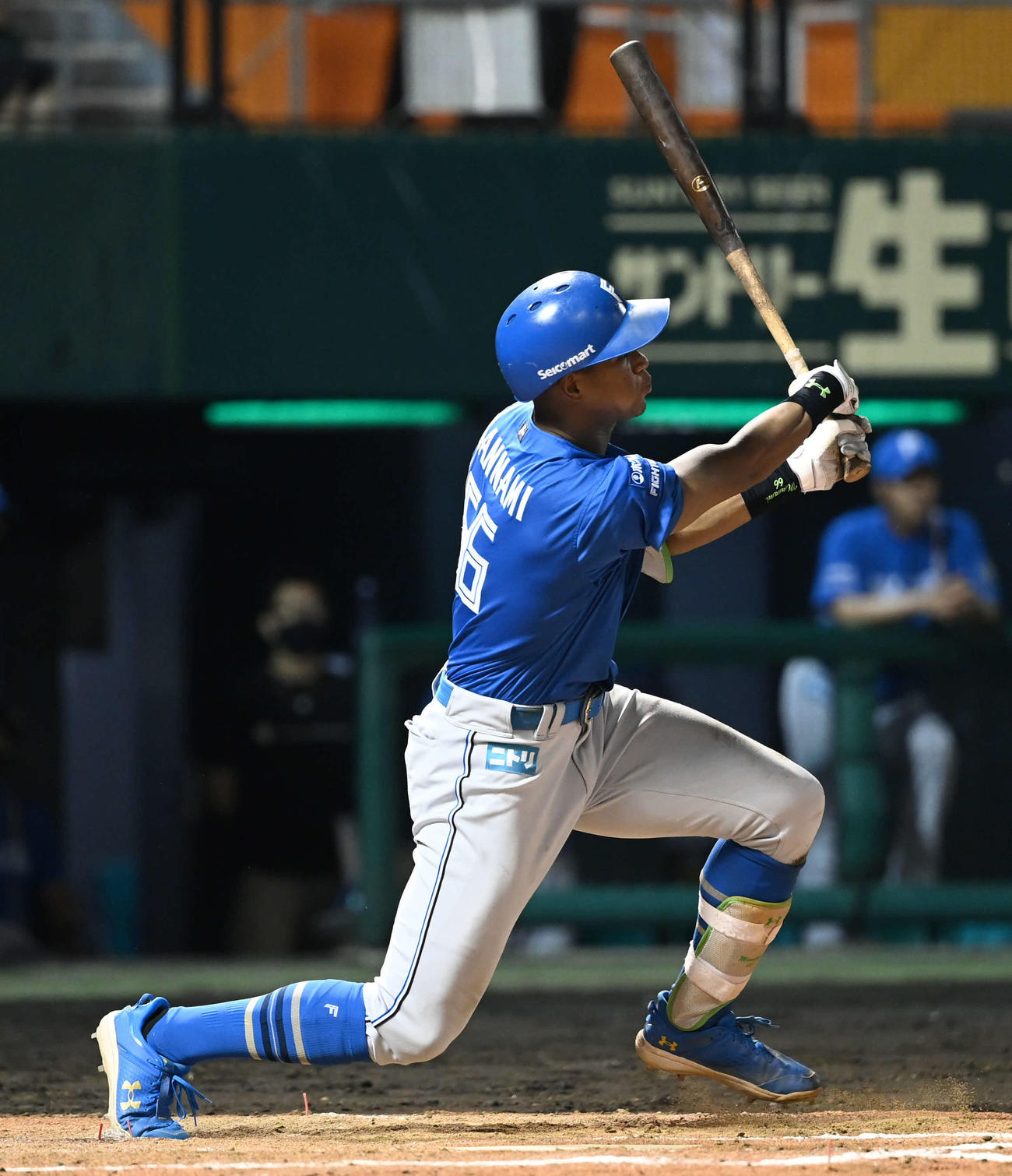 西武対日本ハム　7回表日本ハム無死一塁、万波は左越え2点本塁打を放つ（撮影・山崎安昭）