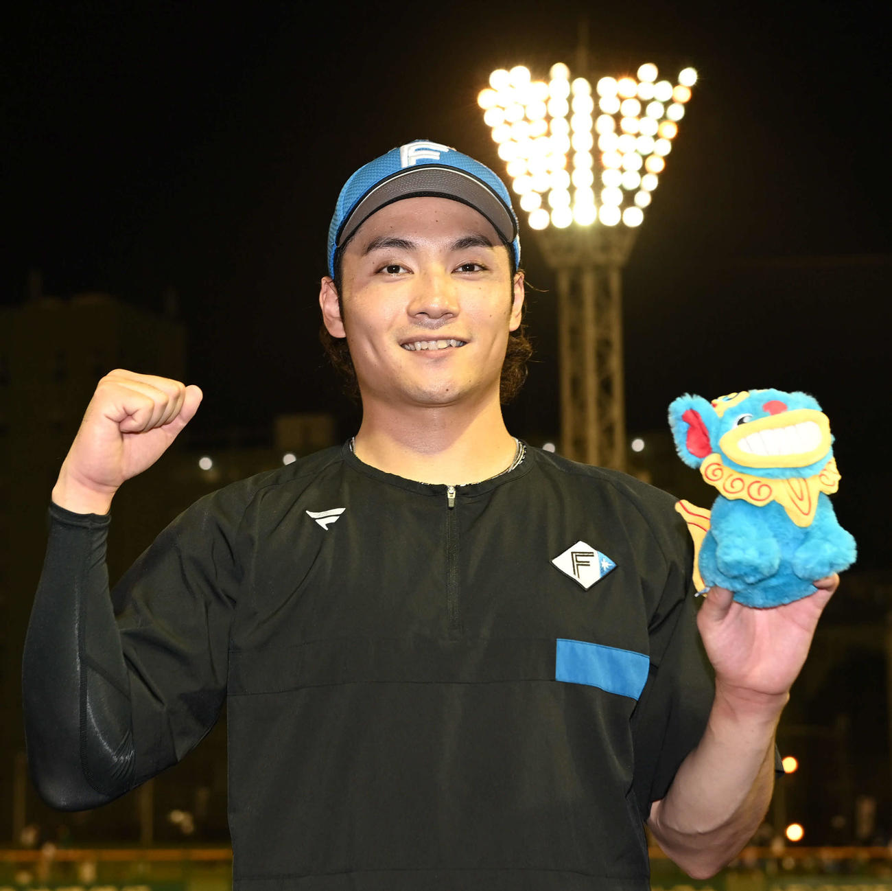 西武対日本ハム　4勝目を挙げた日本ハム伊藤はシーサーを手に笑顔（撮影・山崎安昭）