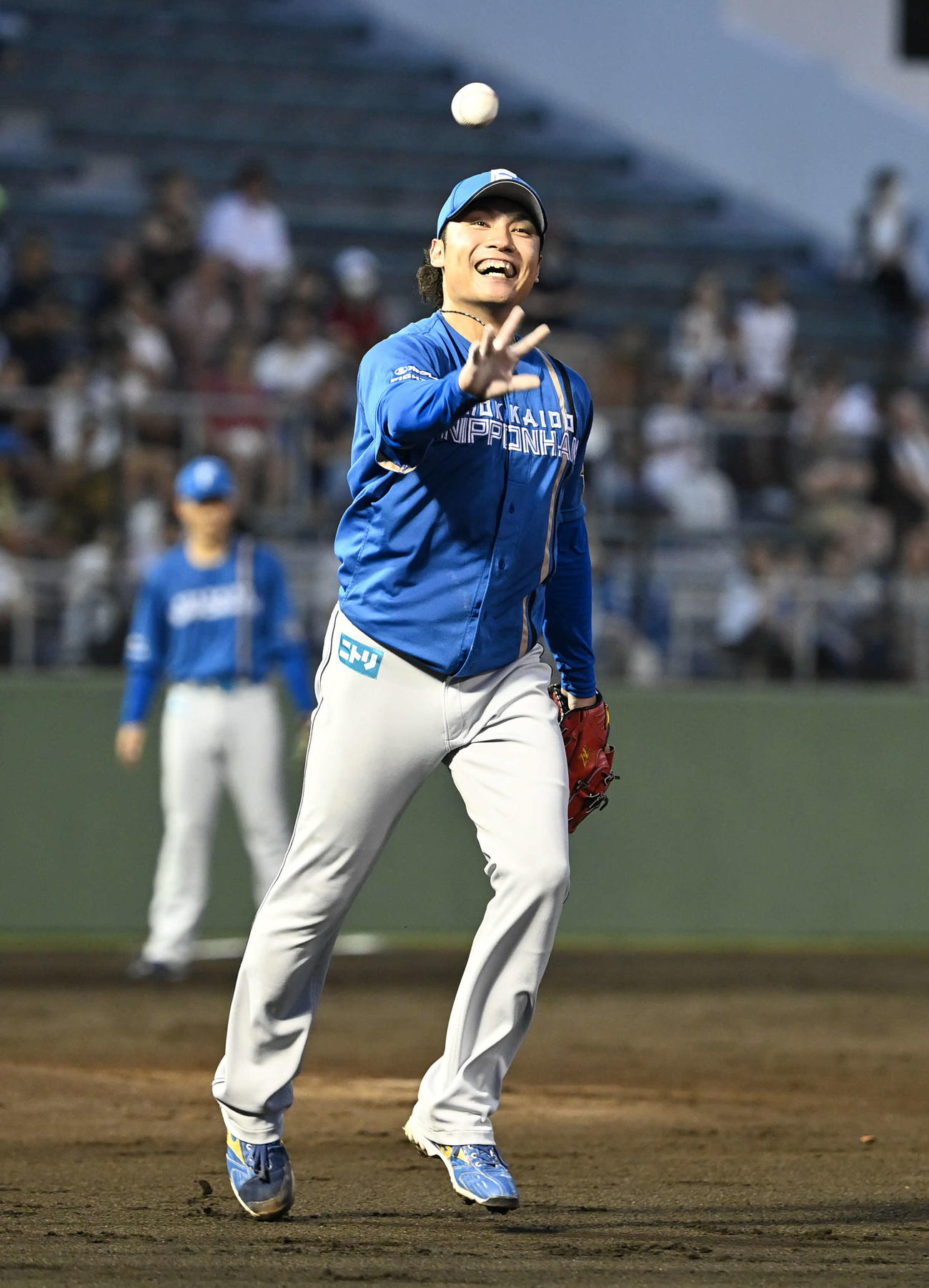 西武対日本ハム　4回裏西武無死、伊藤は外崎を投ゴロに仕留めて笑顔（撮影・山崎安昭）