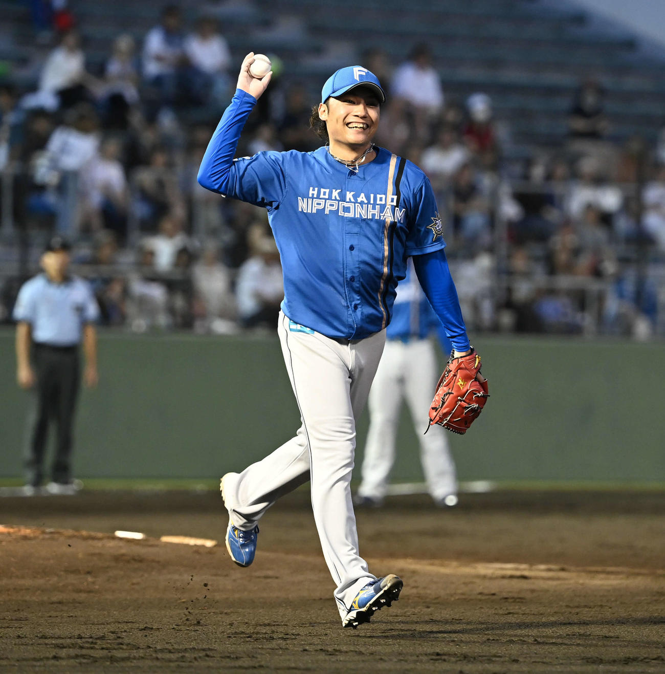 西武対日本ハム　4回裏西武無死、伊藤は外崎を投ゴロに仕留めて笑顔（撮影・山崎安昭）