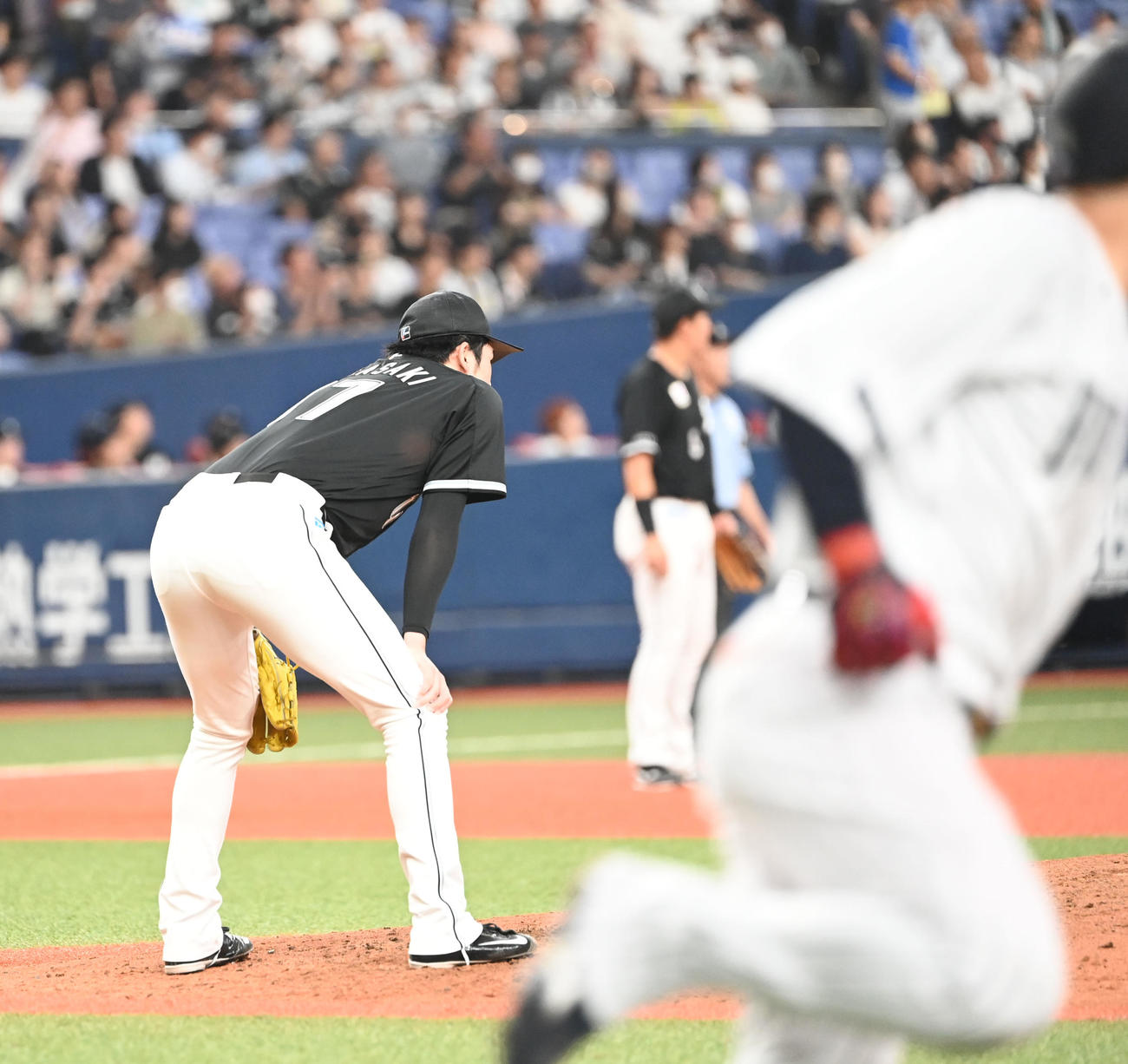 オリックス対ロッテ　7回裏オリックス無死、紅林に左前打を浴び膝に手を当てる佐々木朗（撮影・和賀正仁）