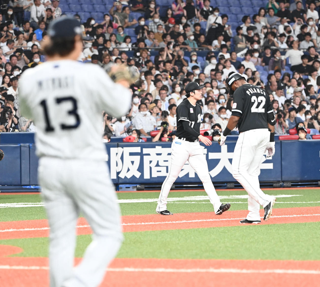 オリックス対ロッテ　6回表ロッテ2死満塁、ポランコを三飛に打ち取った宮城、右はマウンドに向かう佐々木朗（撮影・和賀正仁）