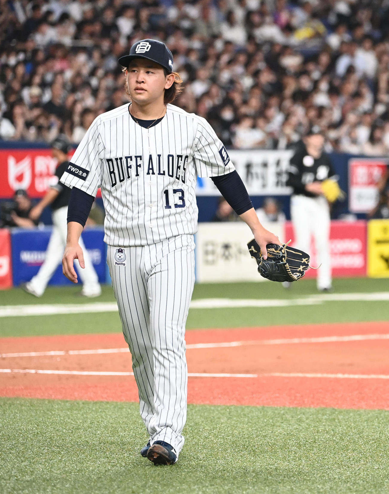 オリックス対ロッテ　3回を無失点に抑えベンチに戻るオリックス宮城、右はロッテ佐々木朗（撮影・和賀正仁）
