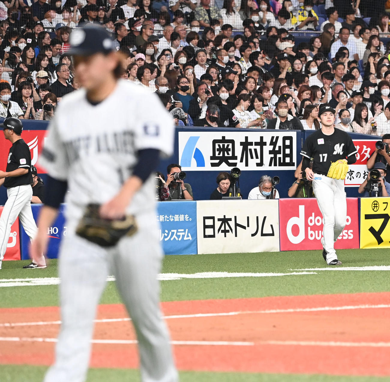 オリックス対ロッテ　3回を無失点に抑えベンチに戻るオリックス宮城を見ながらマウンドに向かうロッテ佐々木朗（撮影・和賀正仁）
