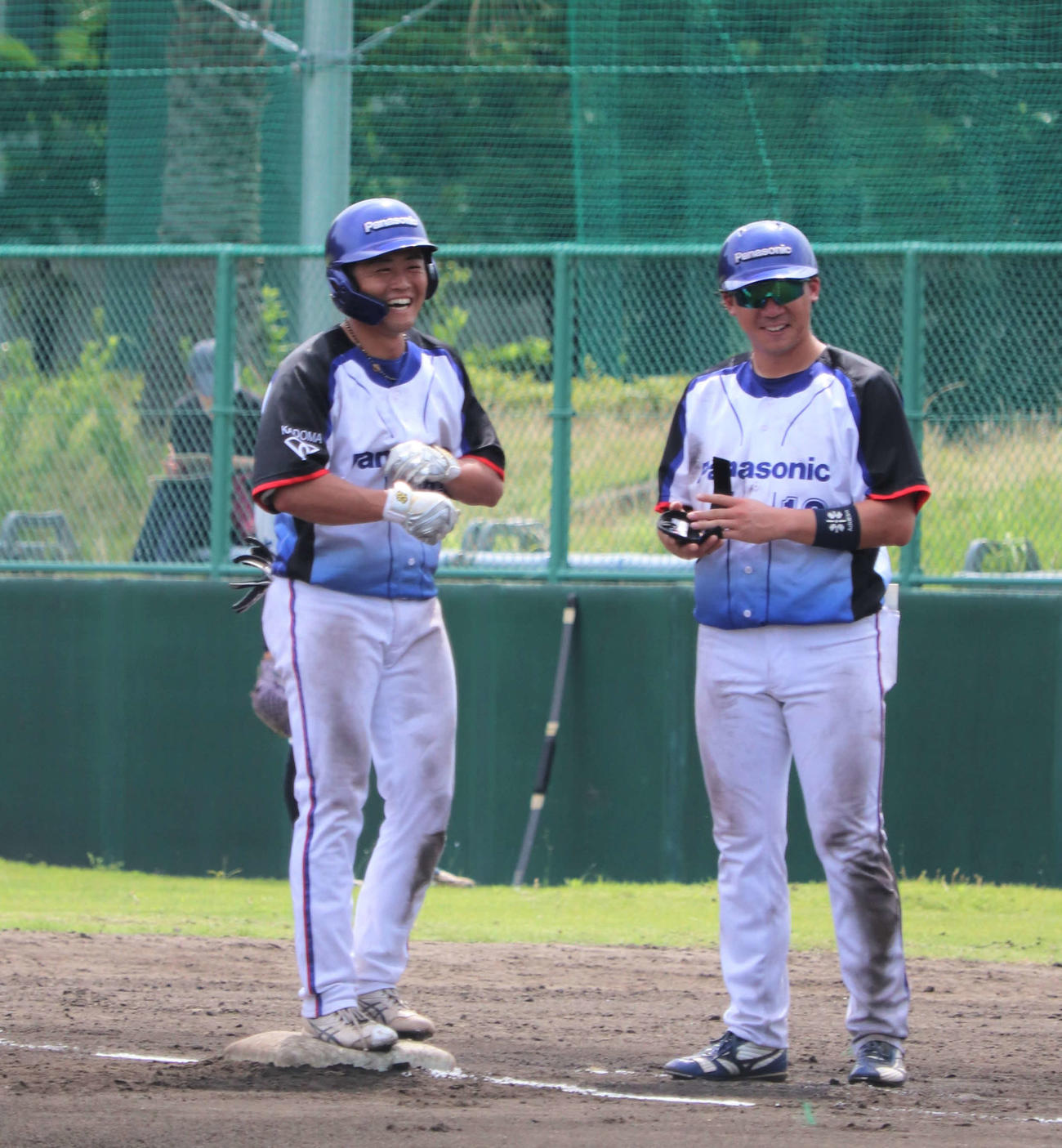 西濃運輸対パナソニック　2番・遊撃手で出場した、日本新薬から補強選手として参加するパナソニック・武田（左）（撮影・中島麗）