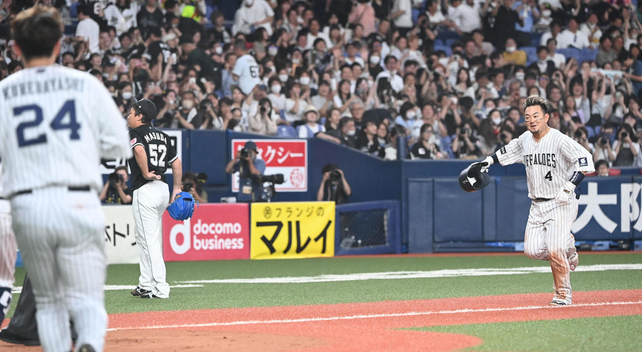 オリックス対ロッテ　9回裏オリックス無死、サヨナラ本塁打を放った森はヘルメットを投げ捨てる、左はロッテ益田（撮影・和賀正仁）