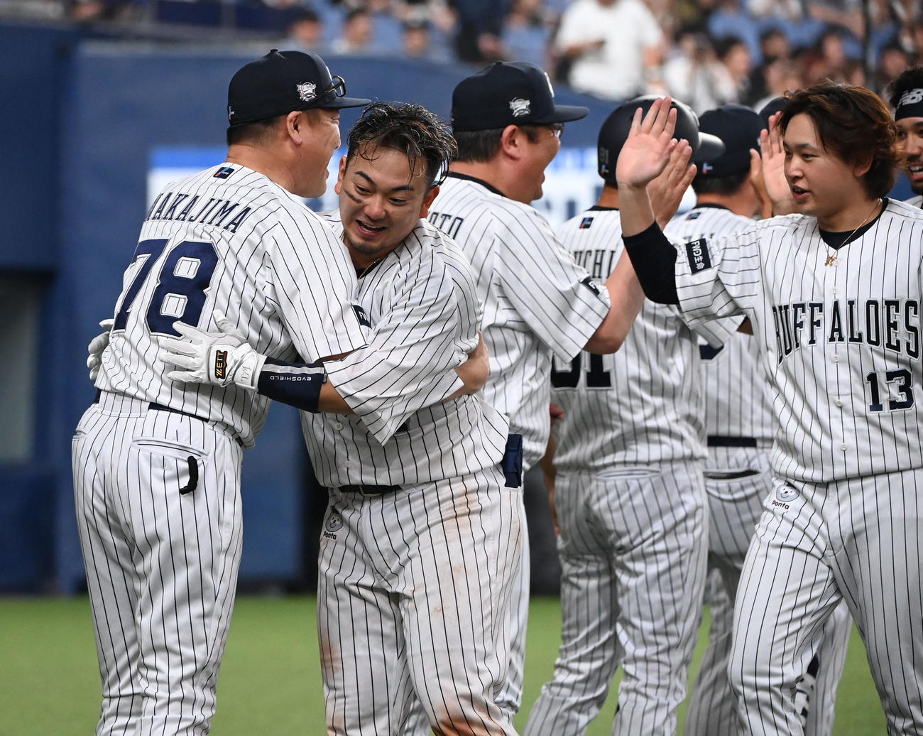 オリックス対ロッテ　9回裏オリックス無死、右中間にサヨナラ本塁打を放った森は中嶋監督と抱き合う、右は宮城（撮影・和賀正仁）