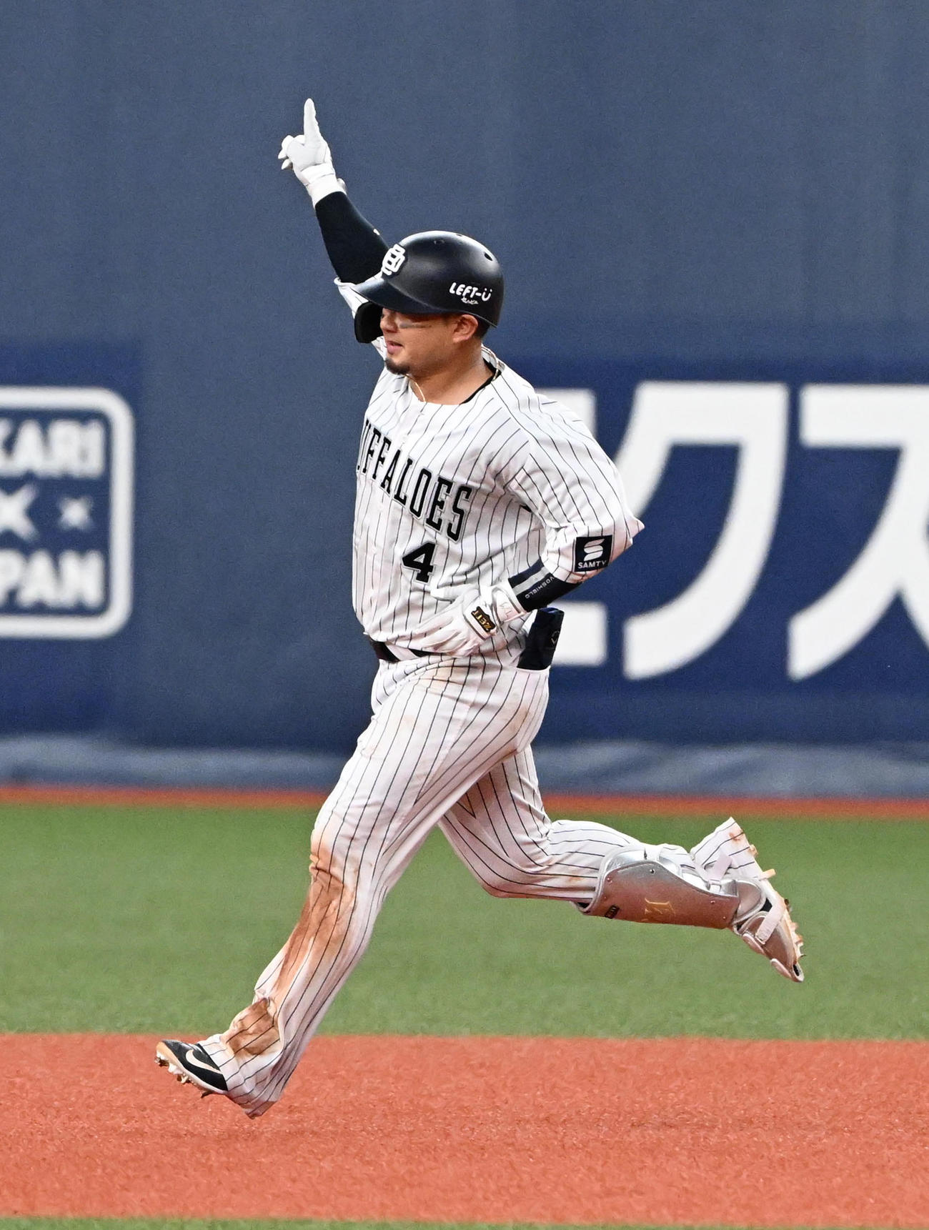 オリックス対ロッテ　9回裏オリックス無死、森は右越えサヨナラ本塁打を放ちガッツポーズ（撮影・石井愛子）