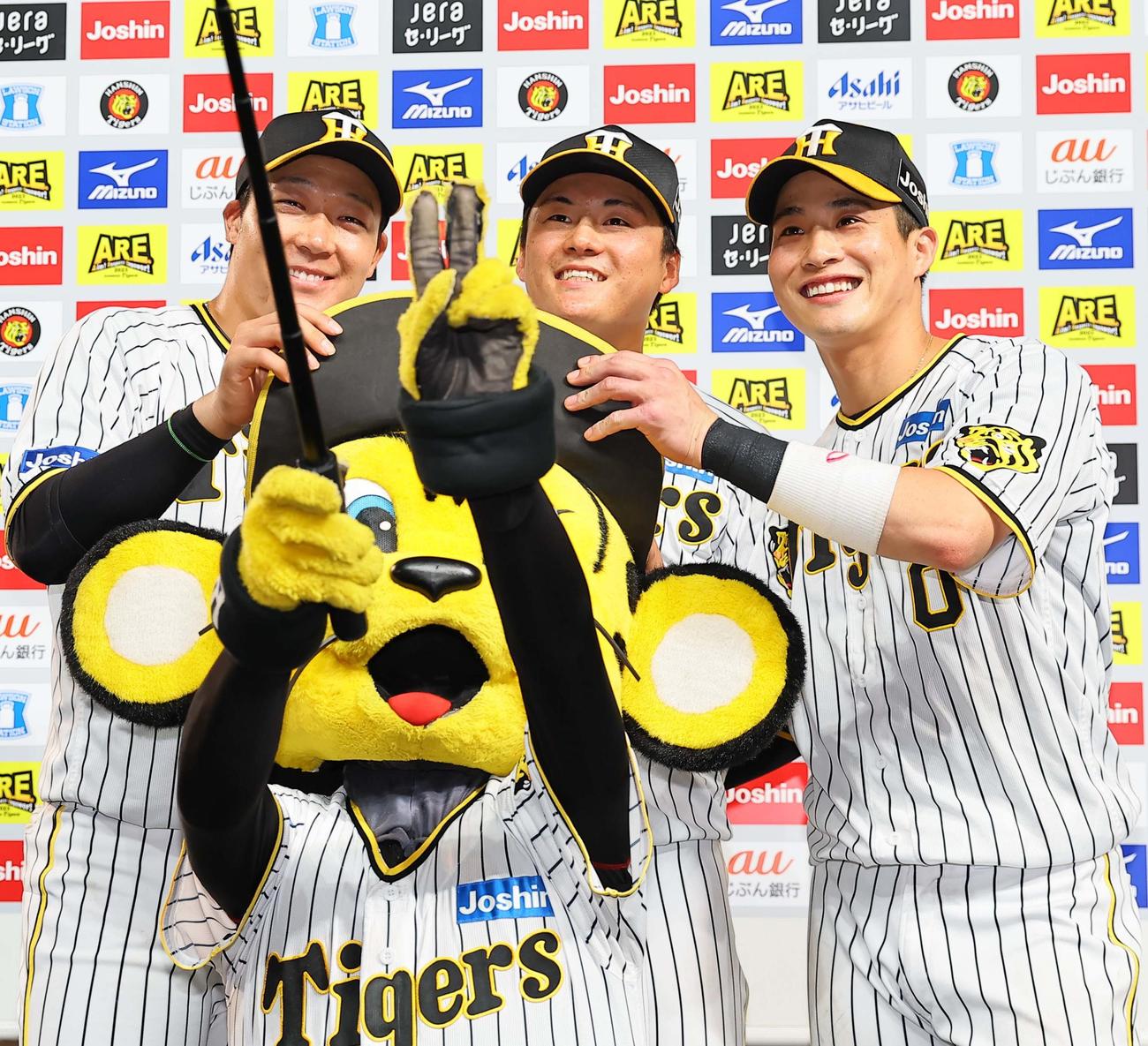 阪神対中日　トラッキーと記念撮影をする左から大山、前川、木浪（撮影・上田博志）