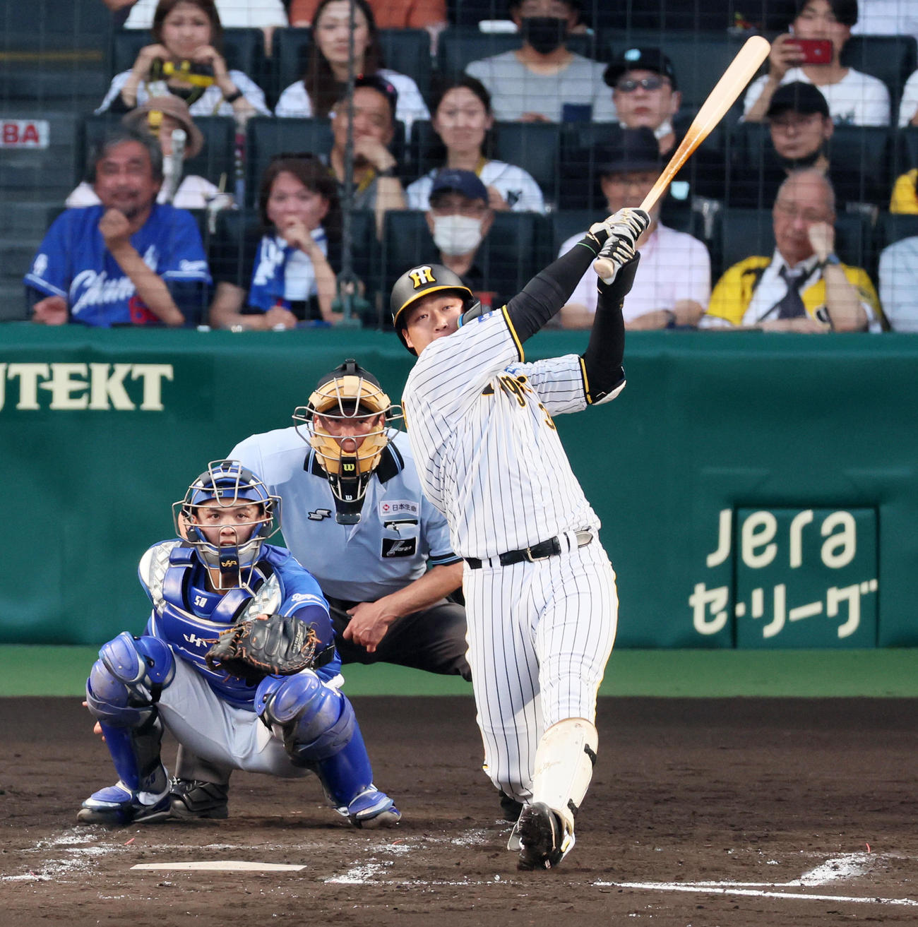 阪神対中日　3回裏阪神2死一塁、大山は左越え2点本塁打を放つ（撮影・加藤哉）