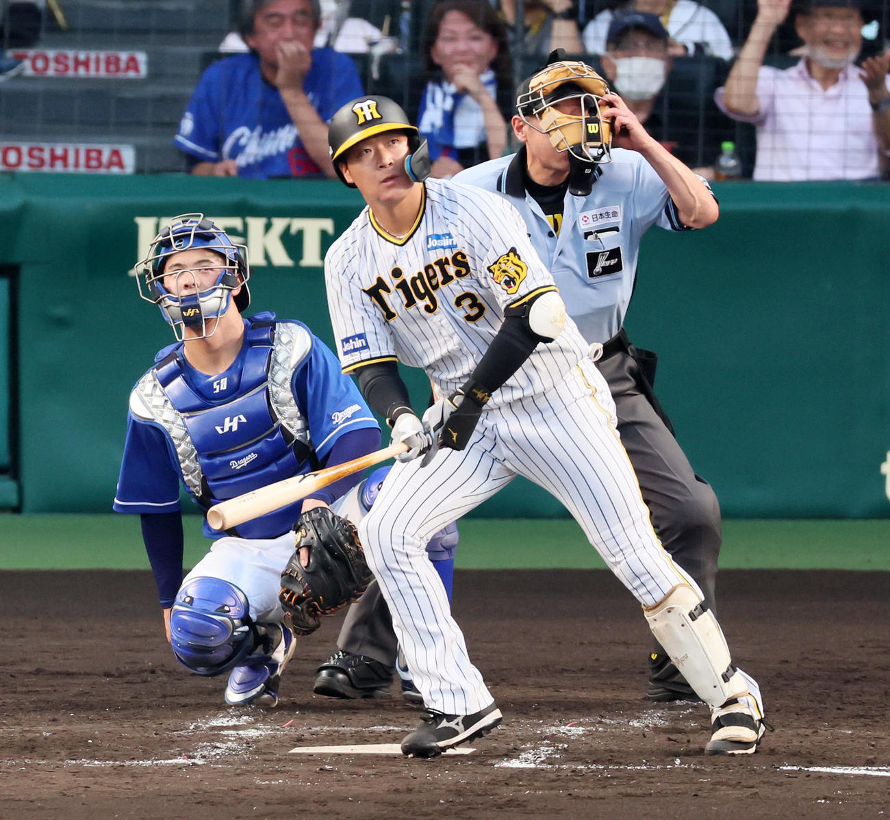 阪神対中日　3回裏阪神2死一塁、大山は左越え2点本塁打を放つ（撮影・加藤哉）