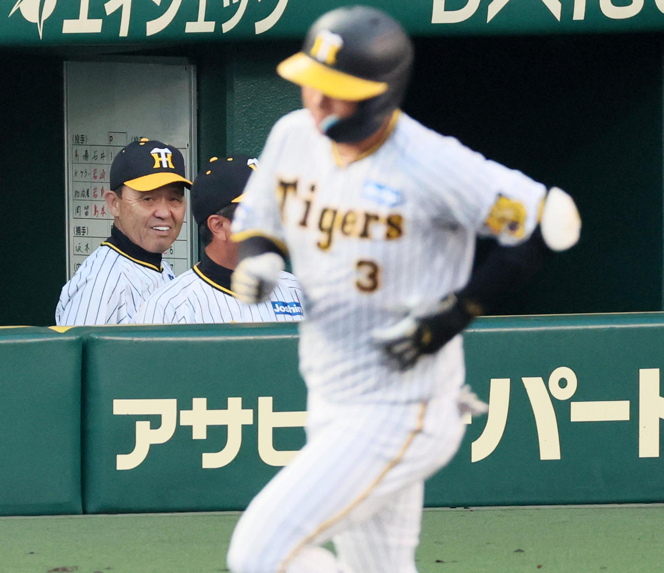 阪神対中日　3回裏阪神2死一塁、大山の左越え2点本塁打に笑顔を見せる岡田監督（撮影・加藤哉）